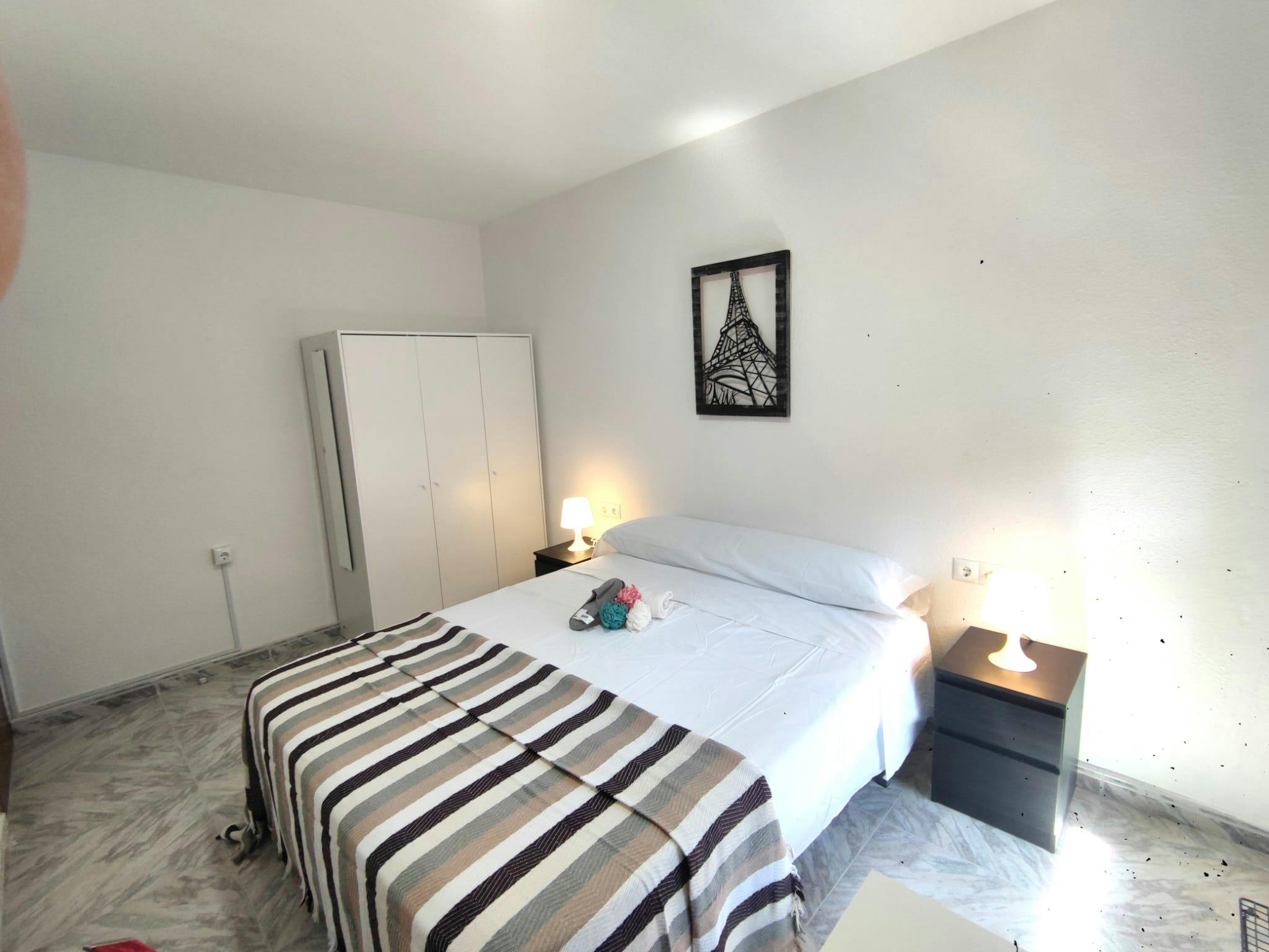 Private room for rent for €400 per month in Granada, Calle Ronda de Panaderos