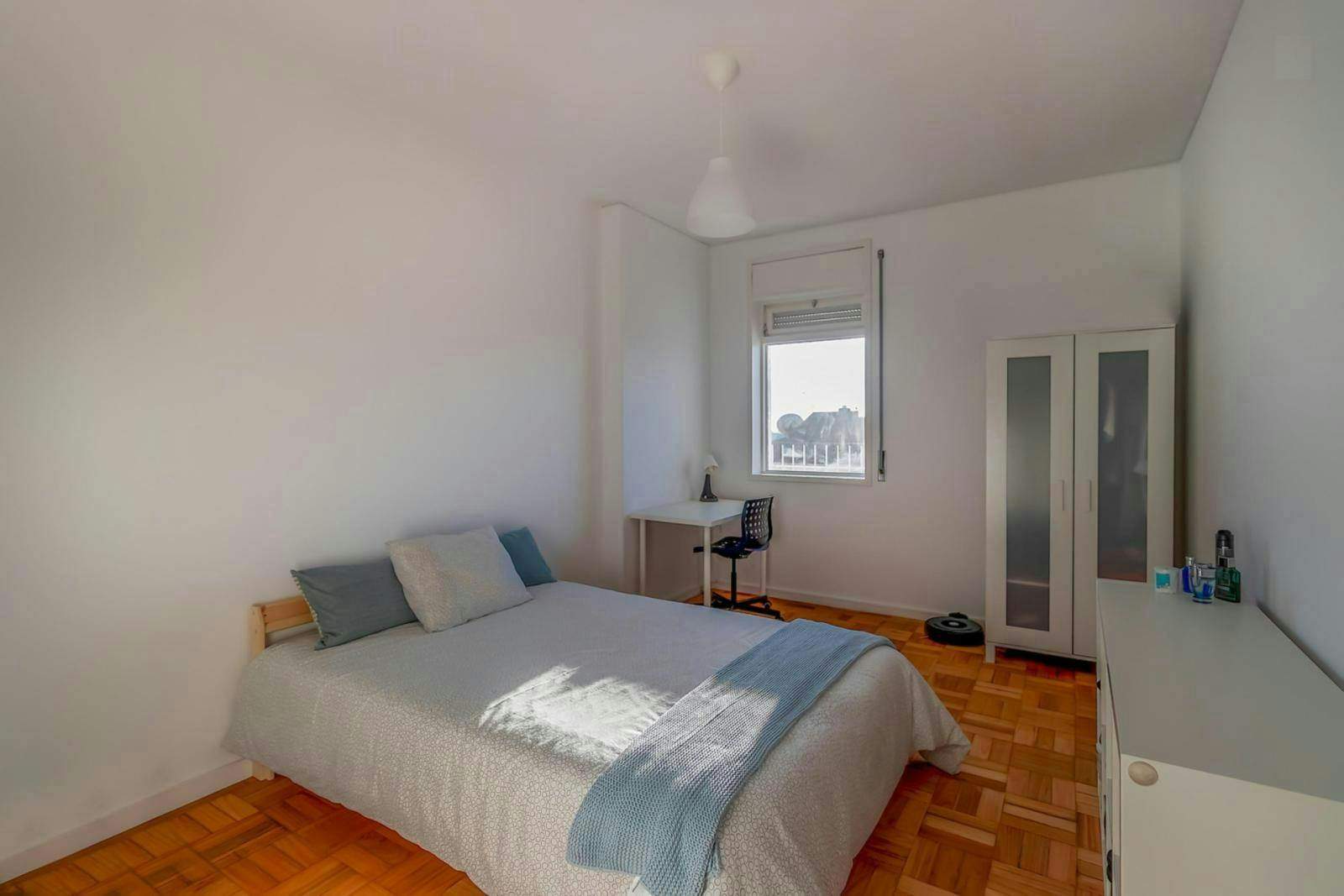 Private room for rent for €590 per month in Porto, Rua de 5 de Outubro
