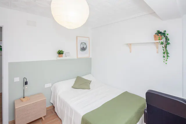Private room in Carrer d'Escalante, Valencia (1610115) room image 1
