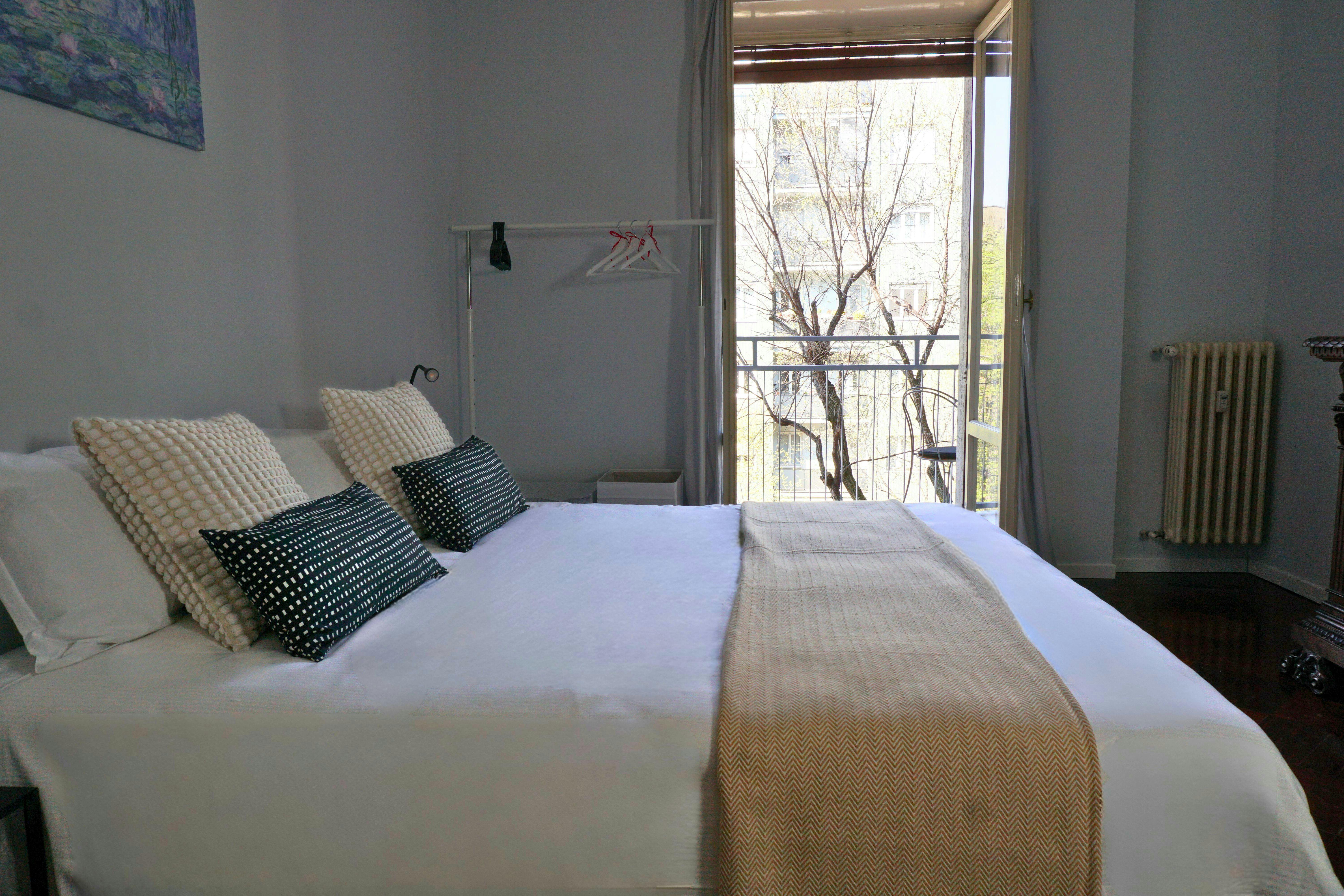 Piazza de Angeli Ernesto, Milan