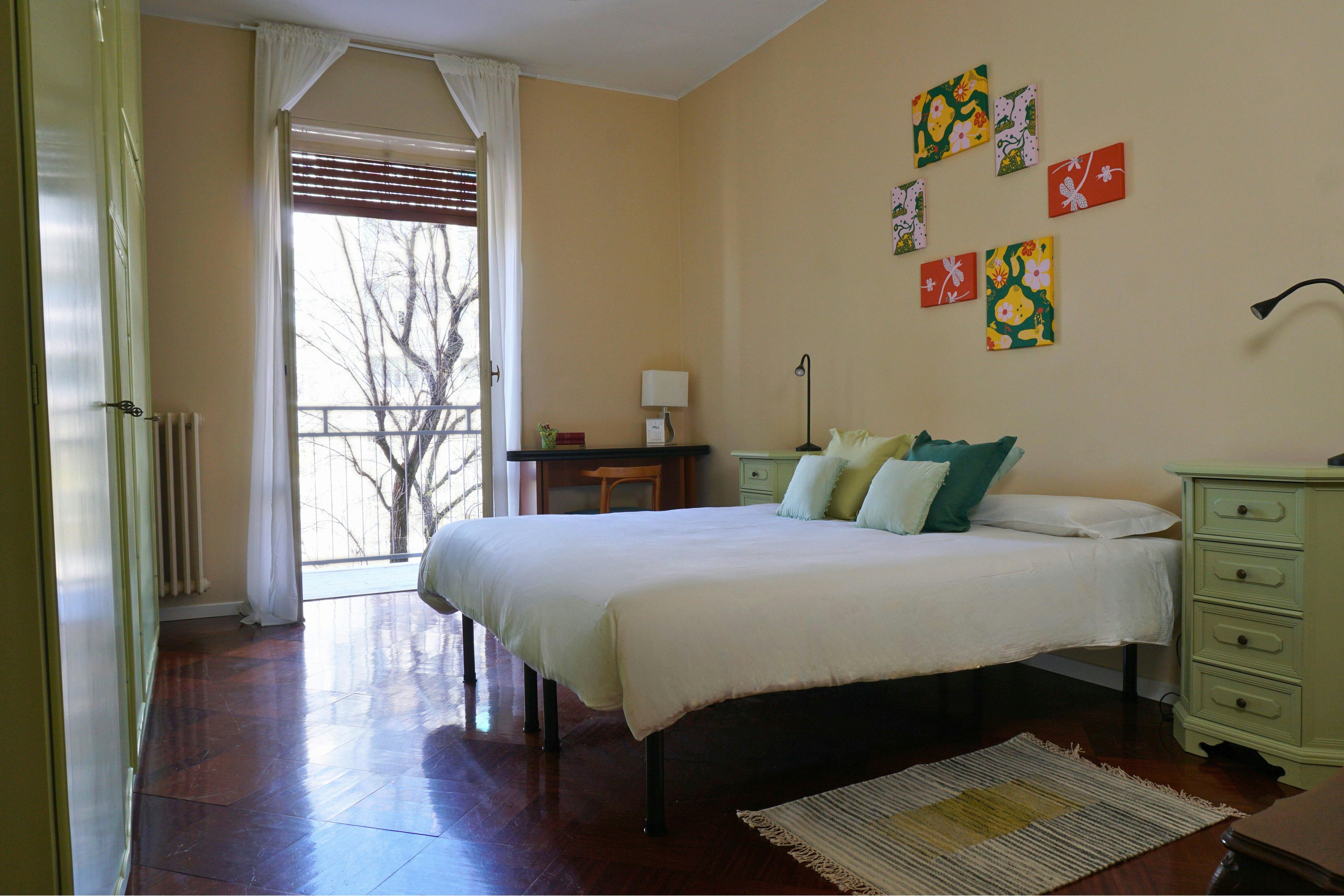 Piazza de Angeli Ernesto, Milan