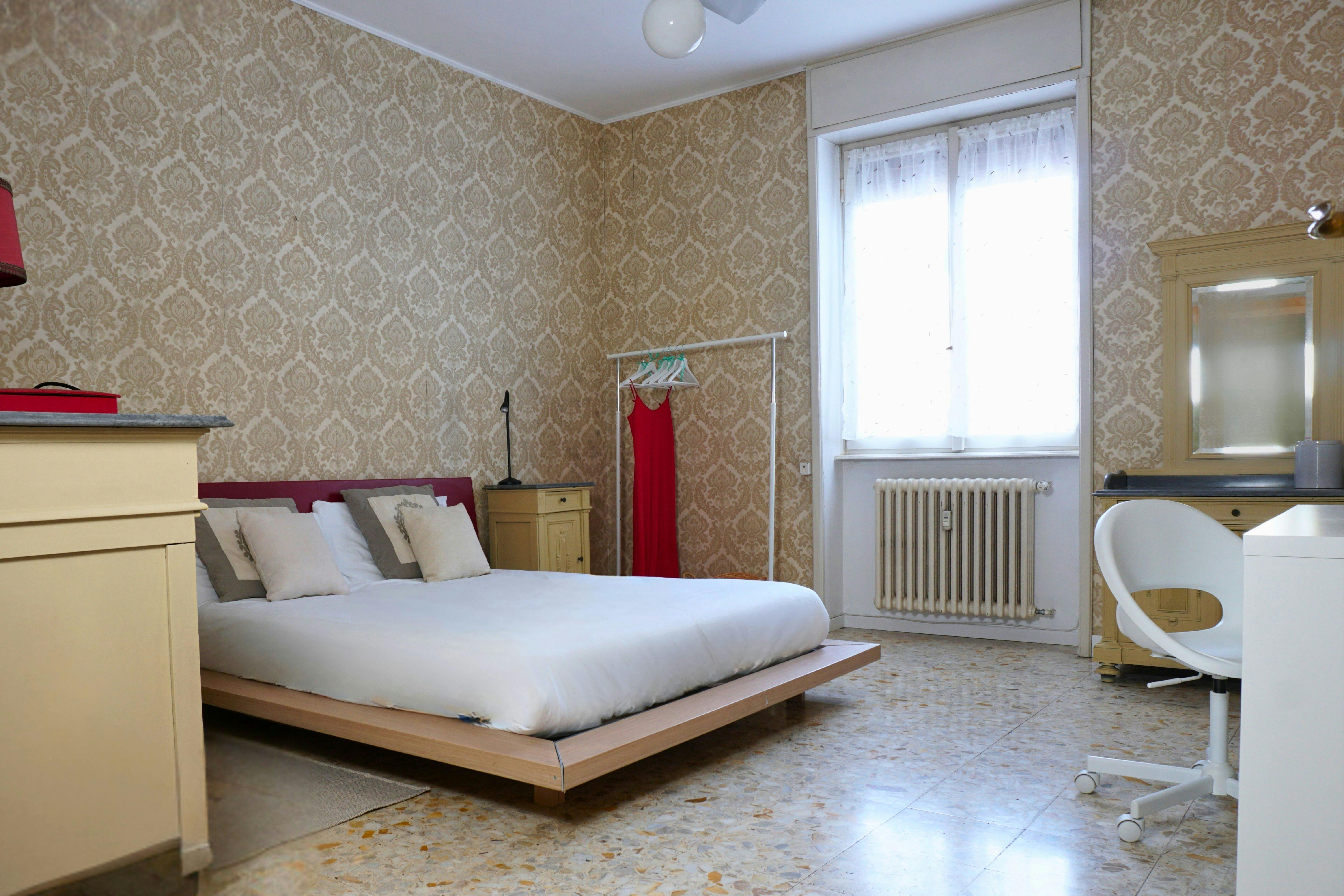 Piazza de Angeli Ernesto, Milan