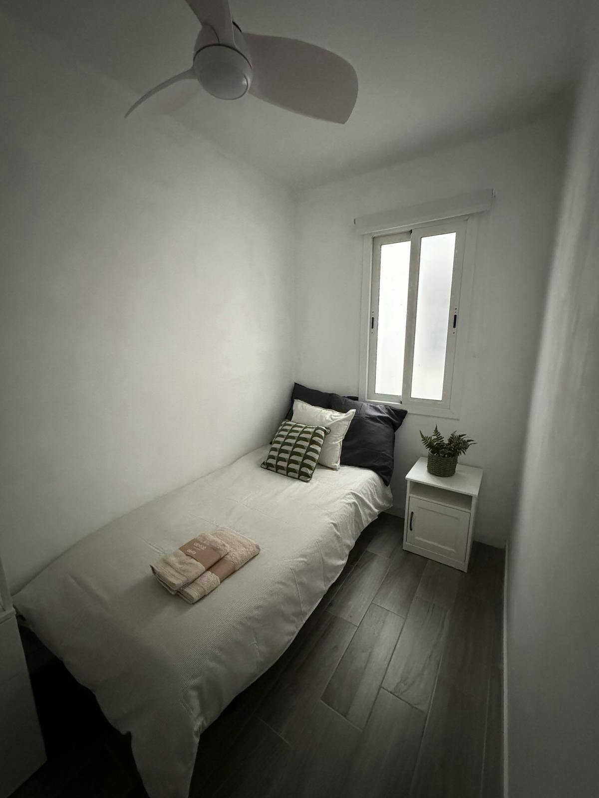 Private room for rent for €490 per month in L'Hospitalet de Llobregat, Carrer Bòbiles