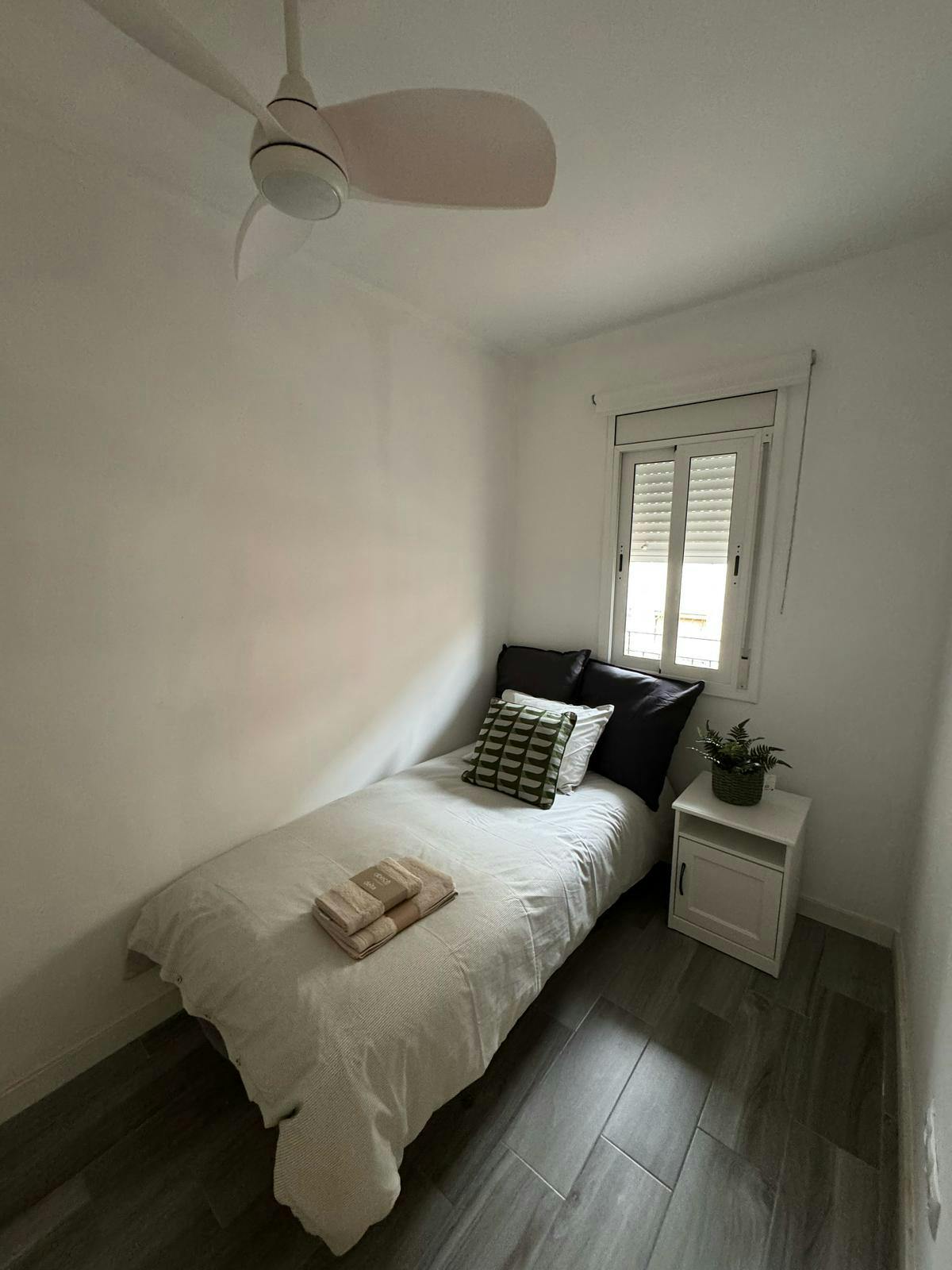 Private room for rent for €550 per month in L'Hospitalet de Llobregat, Carrer Bòbiles