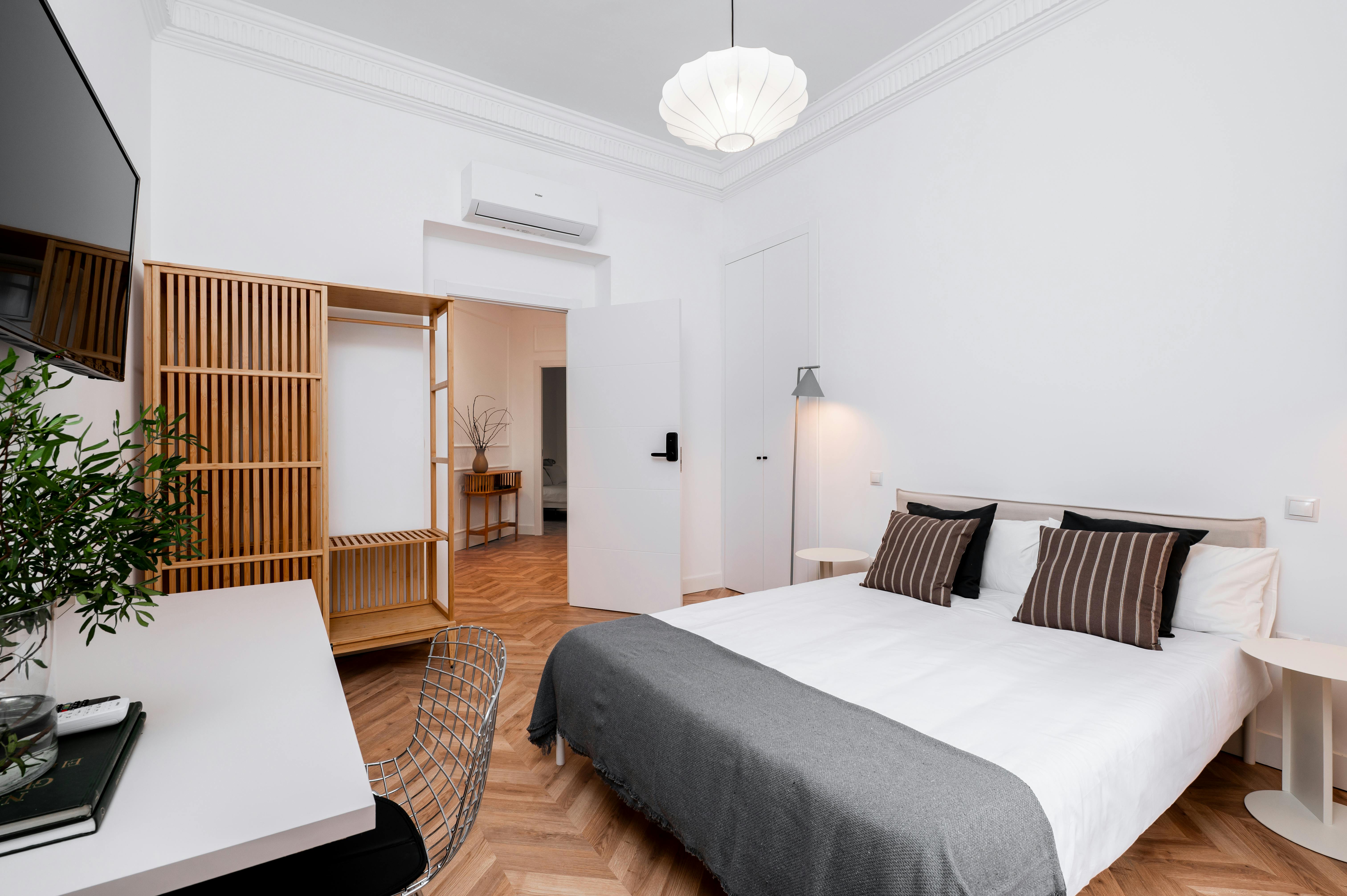 Shared room for rent for €900 per month in Madrid, Calle de la Victoria