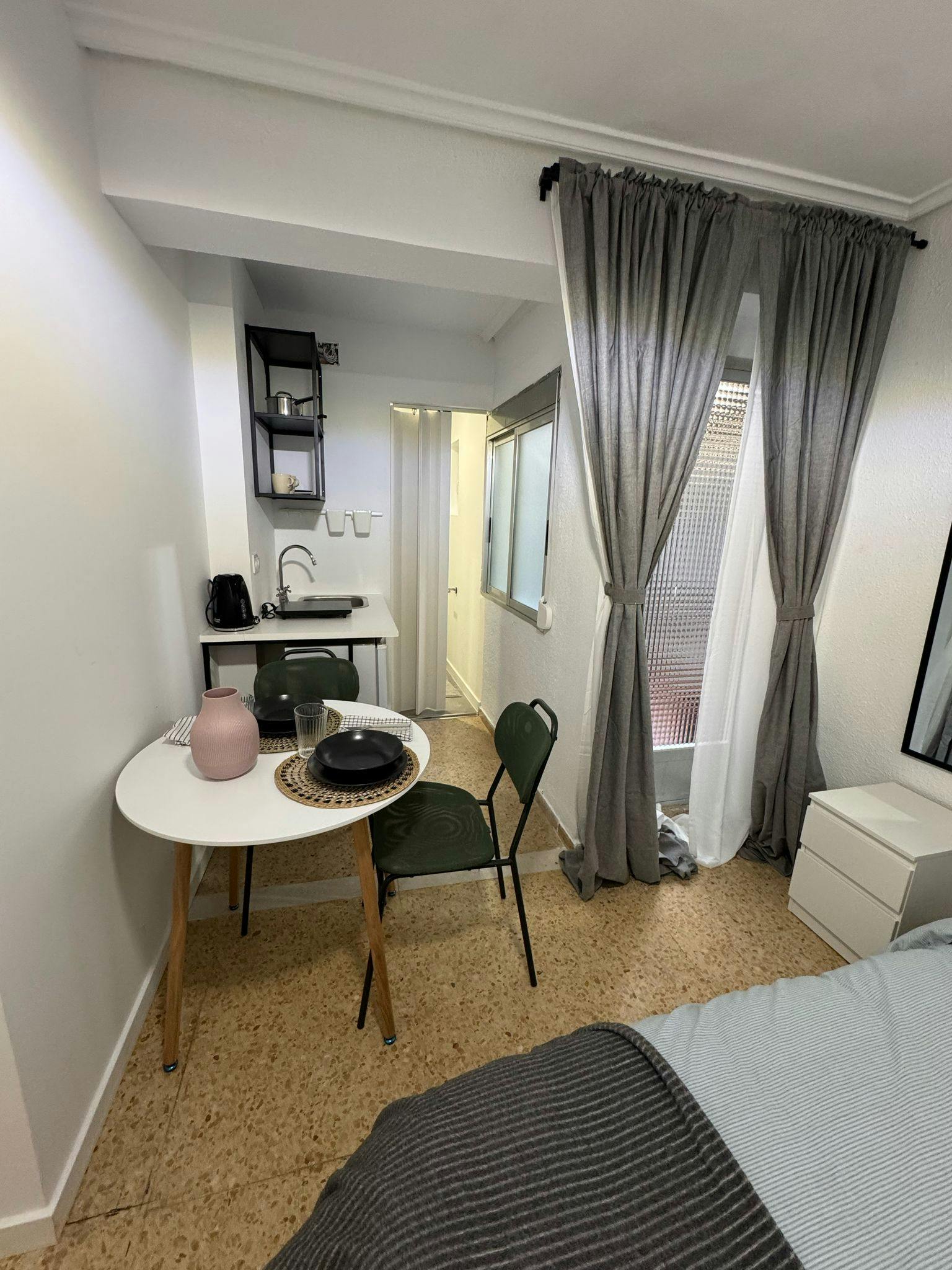 Single room Valencia, 1 bed, 10m² — photo 1