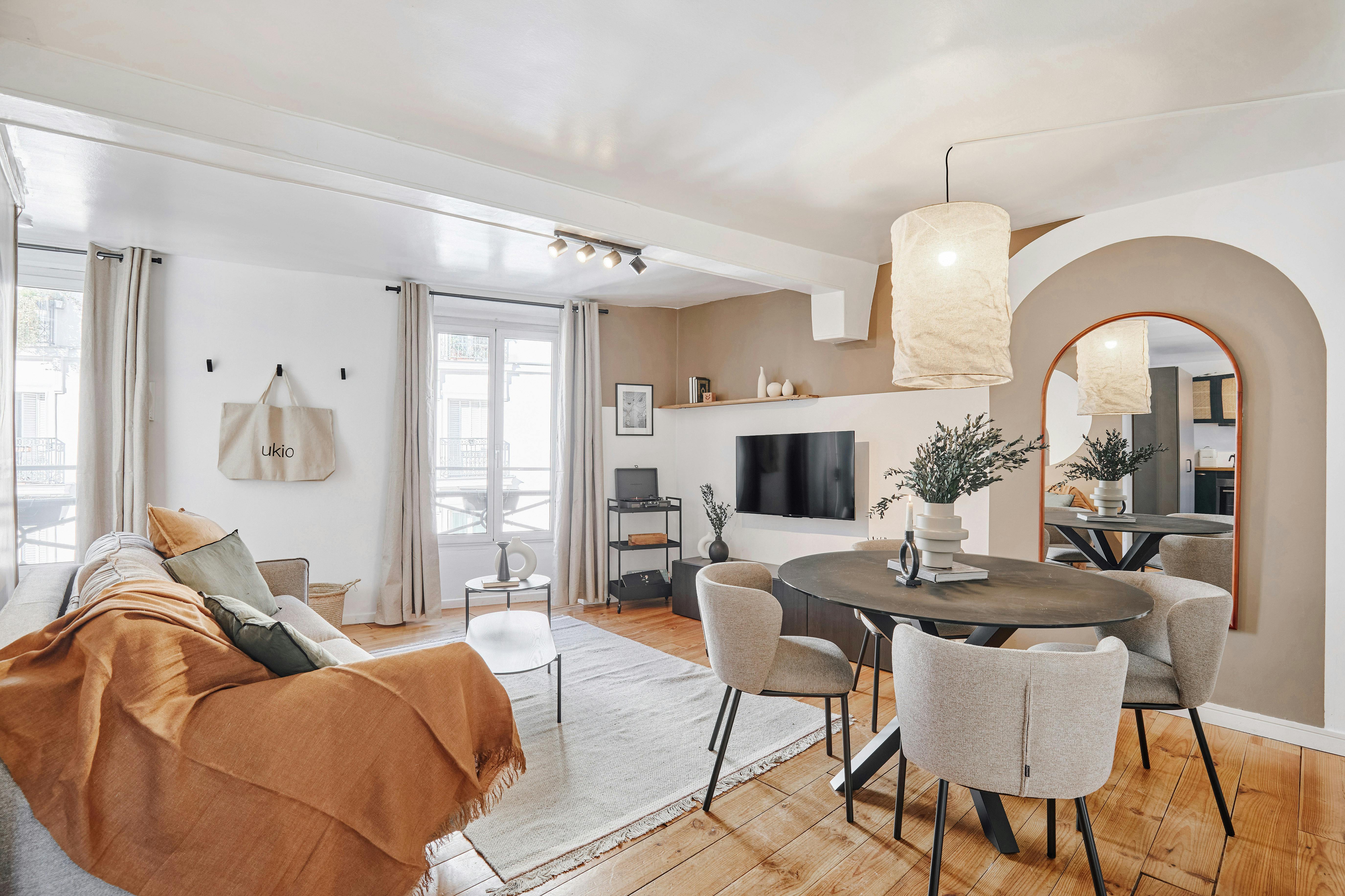 Apartment for rent for €3,910 per month in Paris, Rue de la Fontaine au Roi
