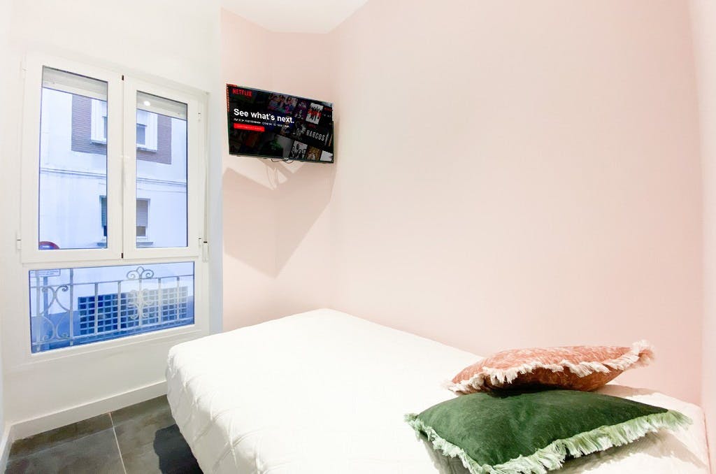 Private room for rent for €575 per month in Madrid, Calle del Rey Francisco