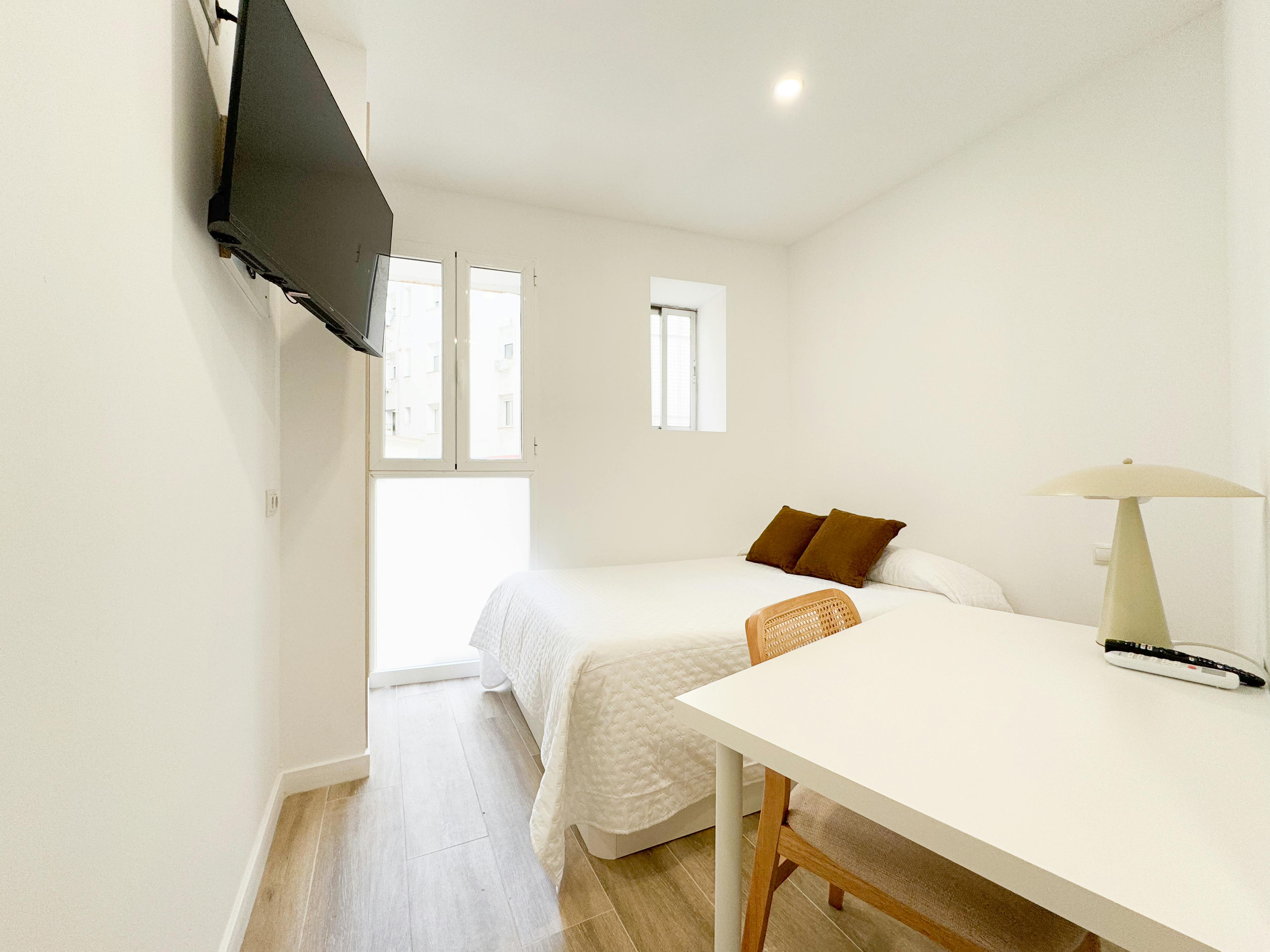 Private room for rent for €600 per month in Madrid, Calle de Bailén