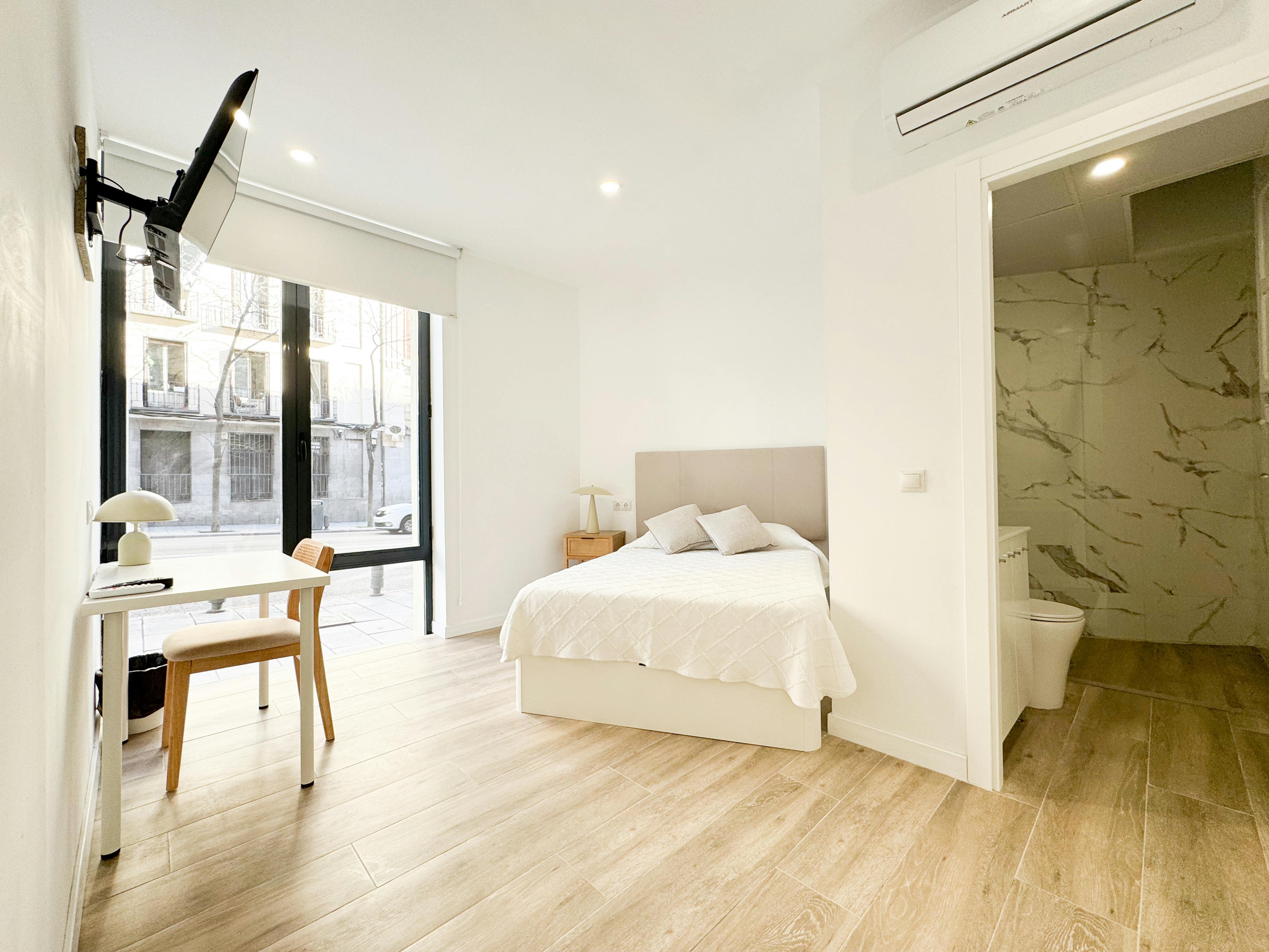 Private room for rent for €700 per month in Madrid, Calle de Bailén