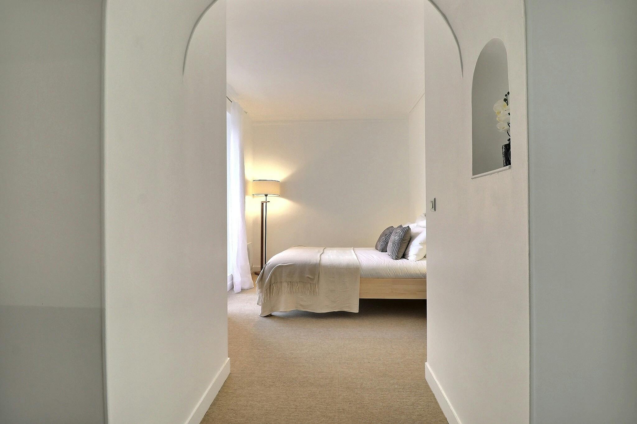 Apartment for rent for €2,138 per month in Paris, Place du Marché Saint-Honoré