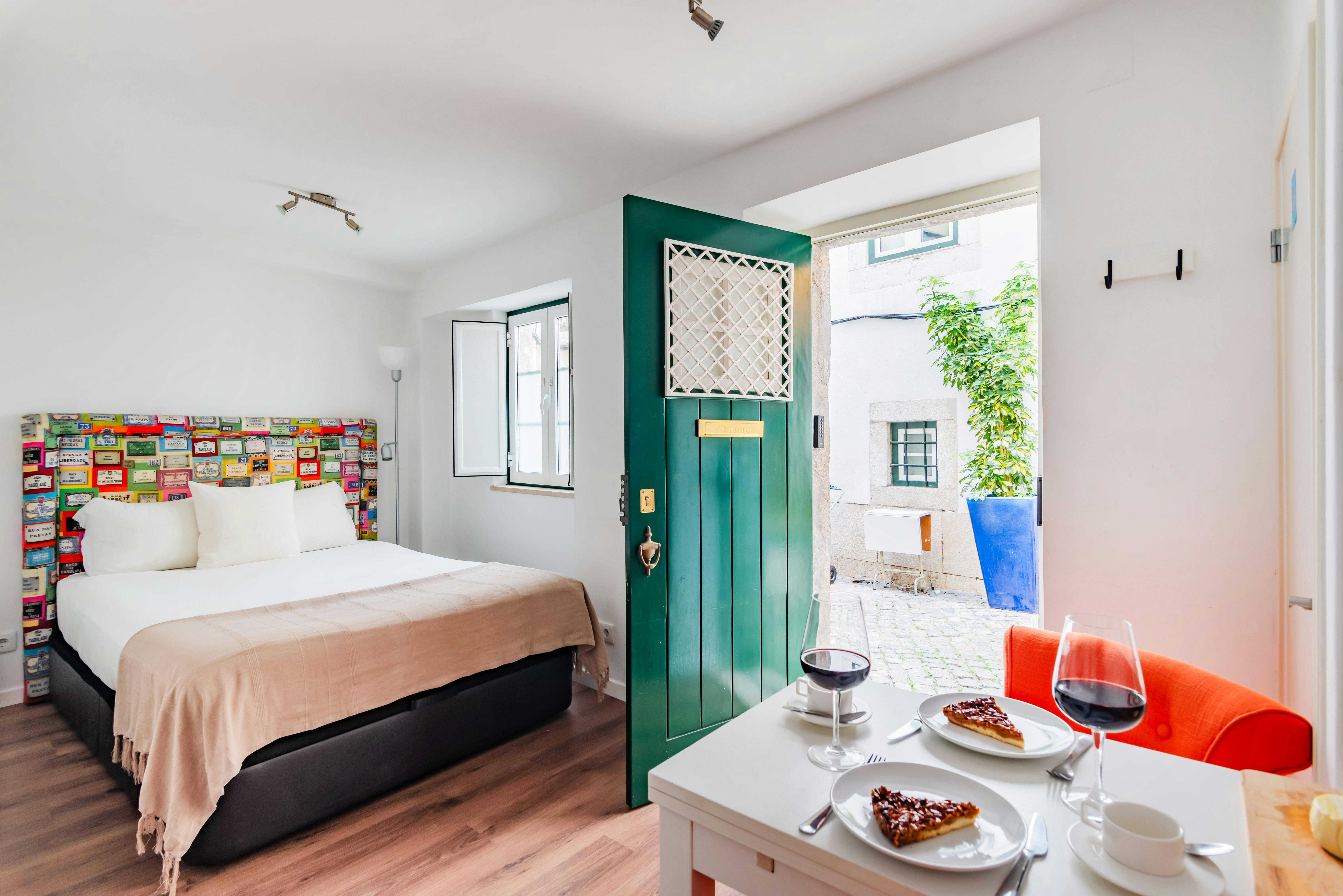 Studio for rent for €2,810 per month in Lisbon, Beco do Forno da Galé