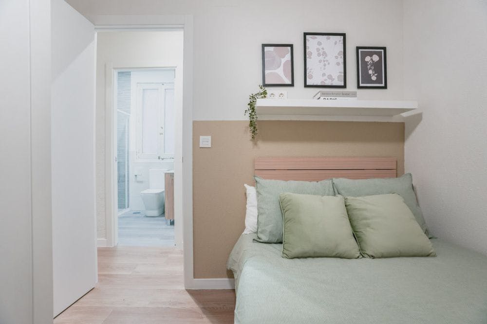 Private room for rent for €620 per month in Madrid, Calle de Alberto Aguilera