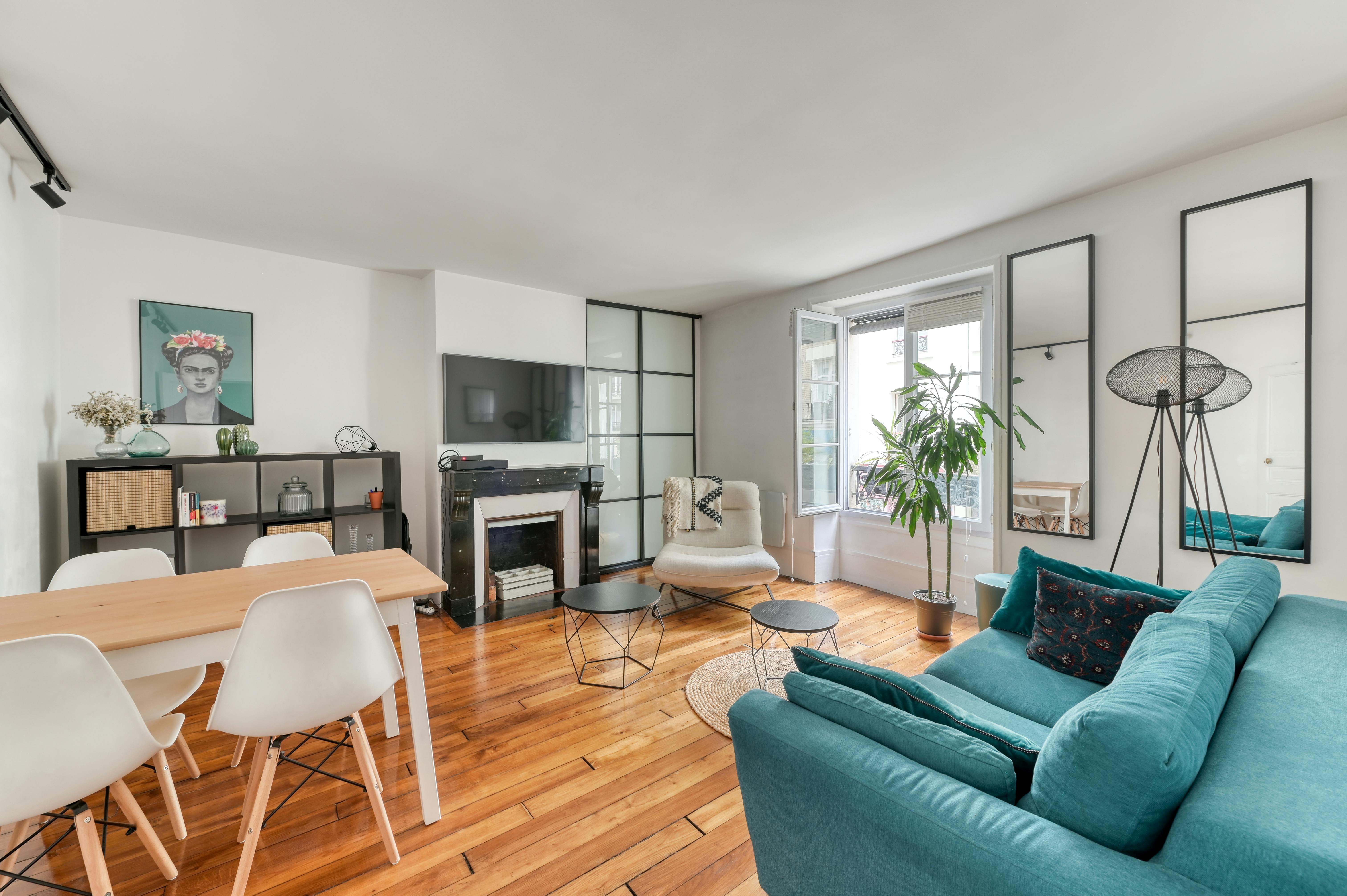 Apartment for rent for €2,300 per month in Paris, Rue d'Orsel