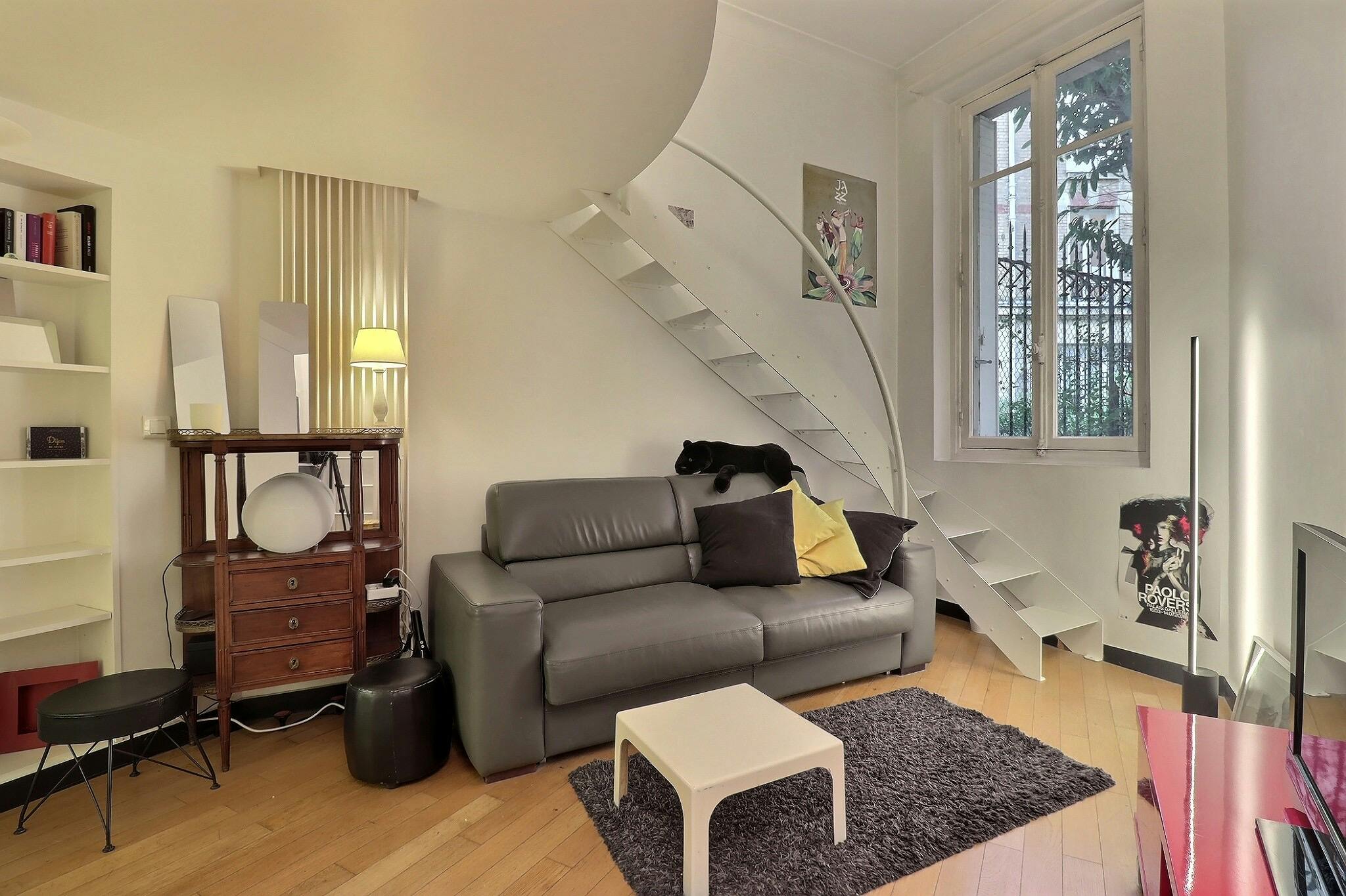 Studio for rent for €1,536 per month in Paris, Rue du Cloitre Notre-Dame