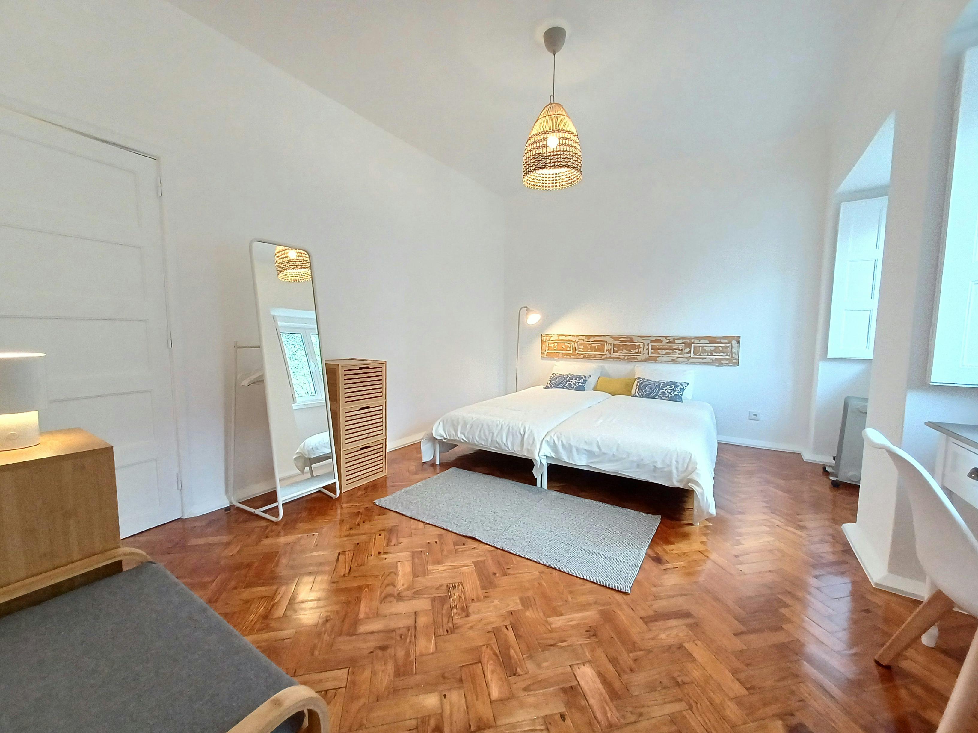 Studio for rent for €1,100 per month in Lisbon, Avenida da Igreja