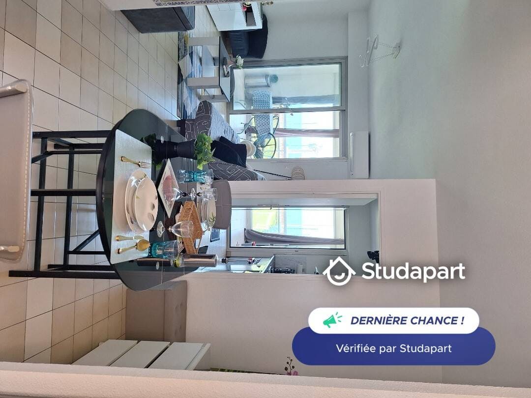 Apartment for rent for €1,050 per month in Antibes, Boulevard Beau Rivage