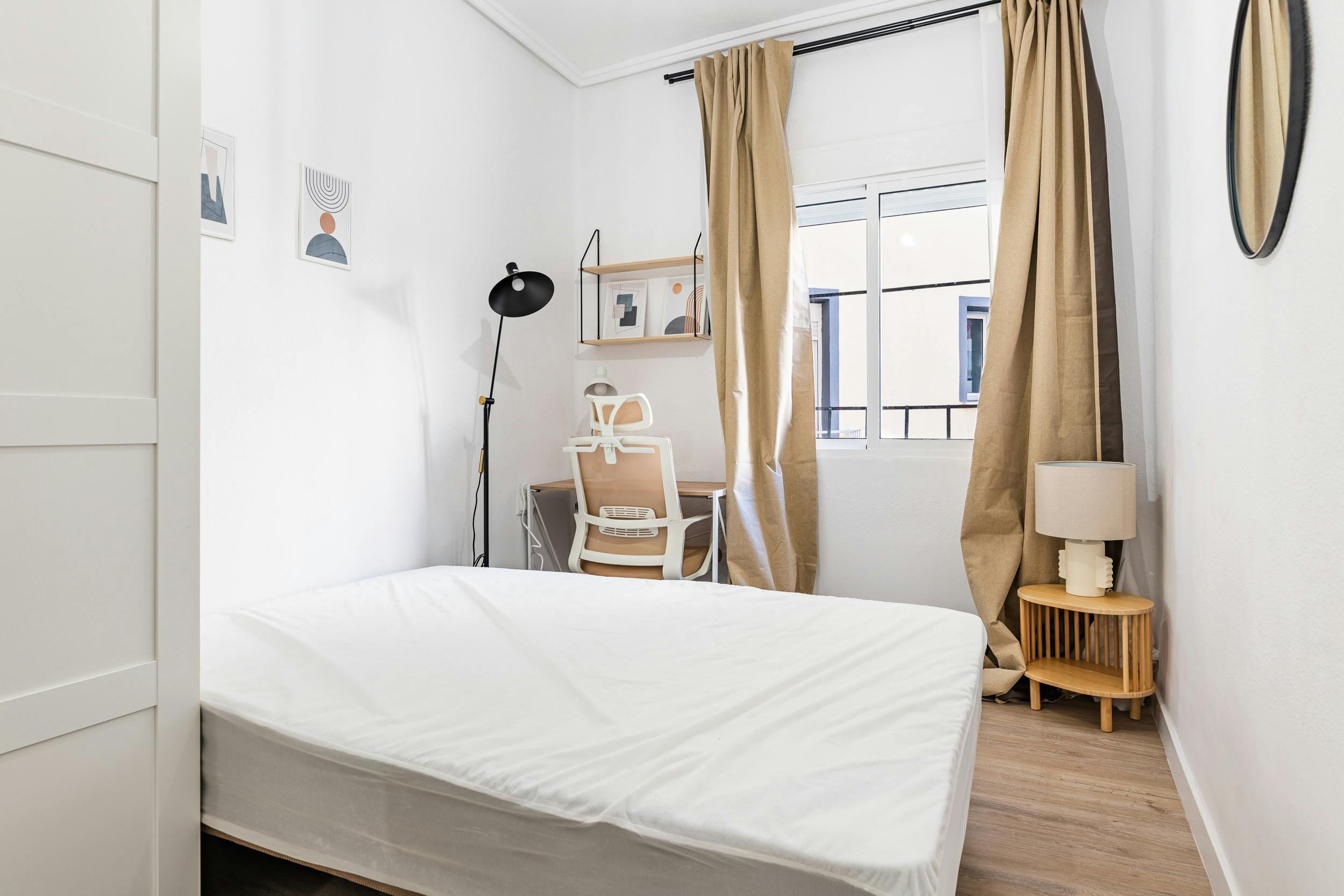 Private room for rent for €480 per month in Valencia, Carrer dels Sants Just i Pastor