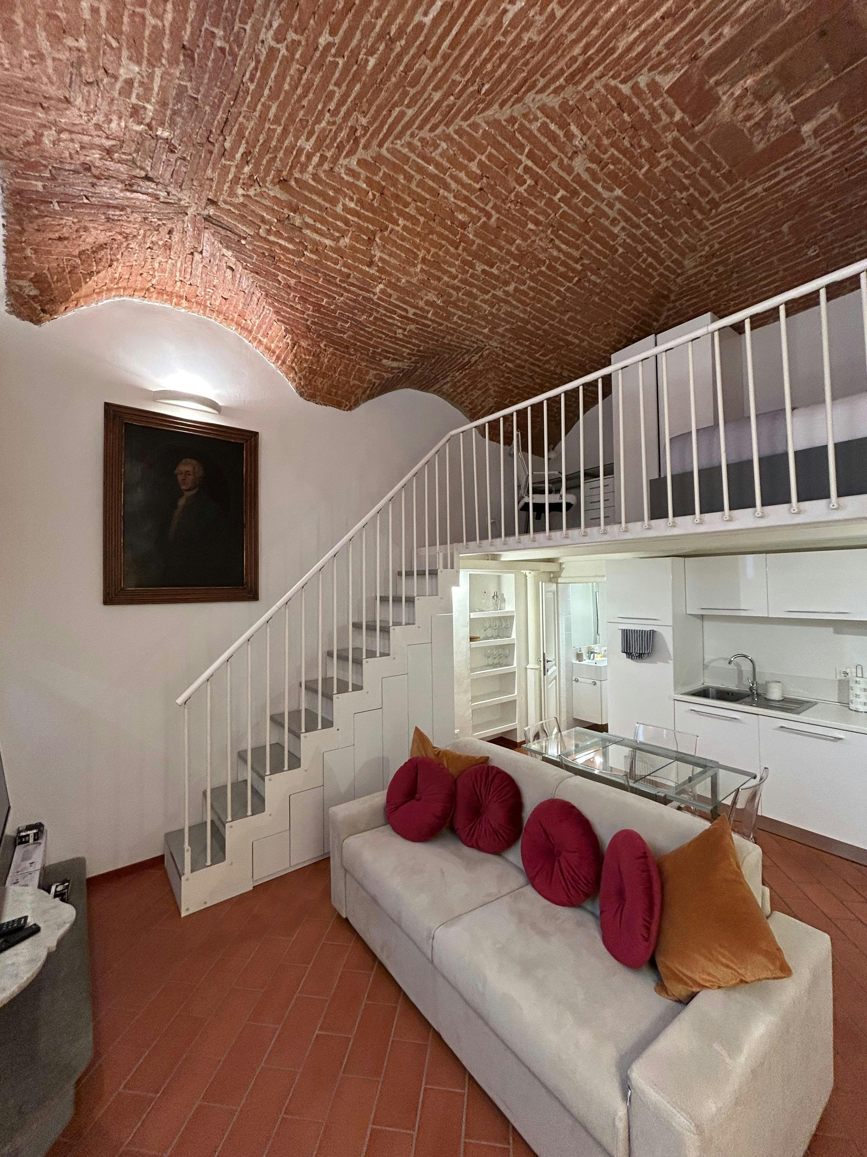 Studio for rent for €1,500 per month in Florence, Via della Colonna