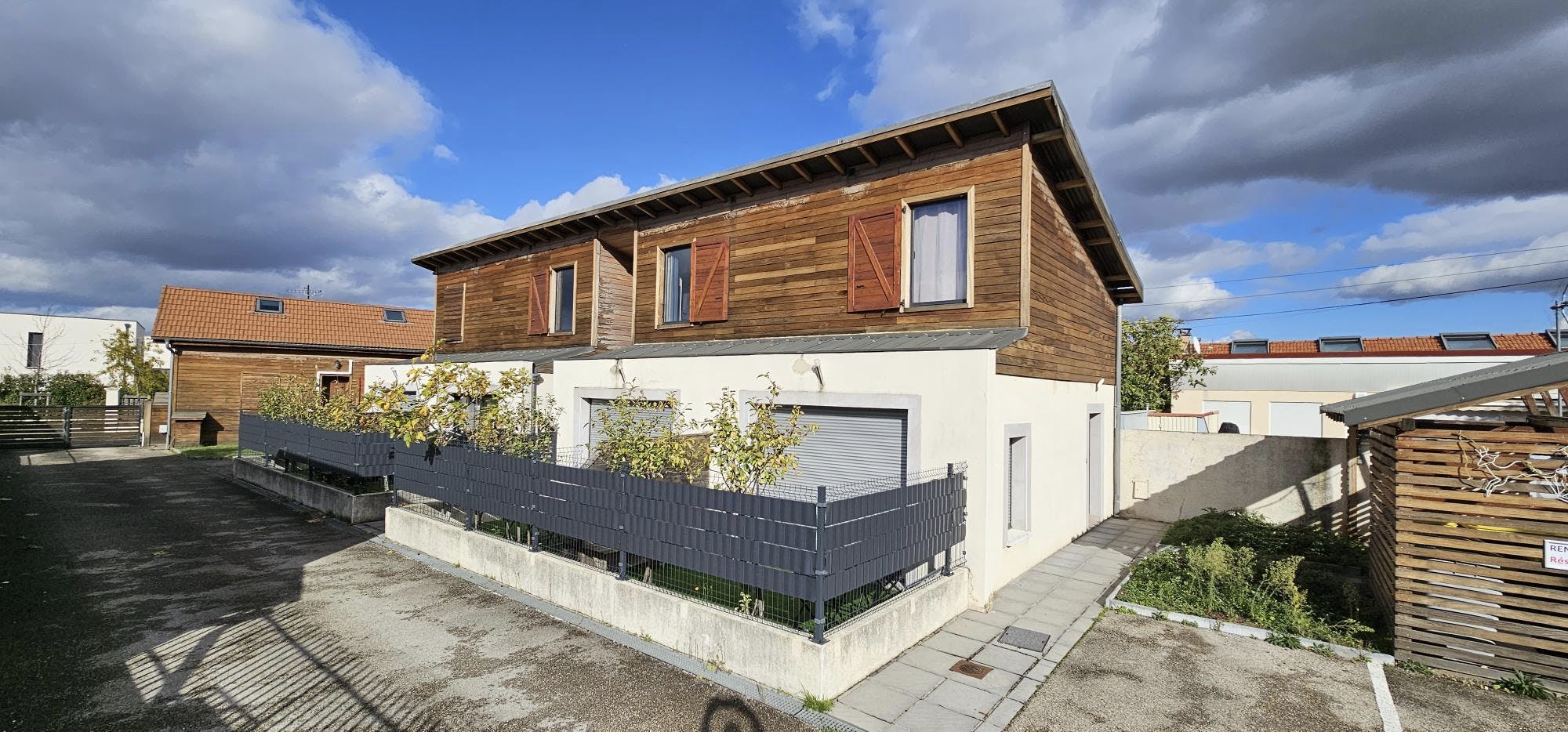 公寓 正在以 €1,350 的月租出租，其位于 Saint-Priest, Chemin de Revaison