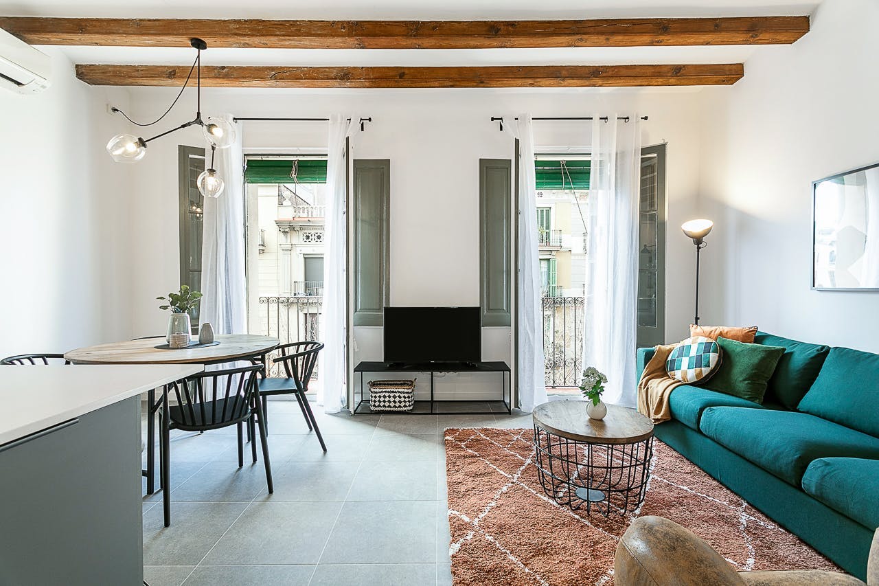 Apartment for rent for €2,300 per month in Barcelona, Carrer de Girona