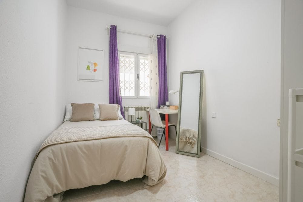 Private room for rent for €580 per month in Madrid, Calle de los Sagrados Corazones