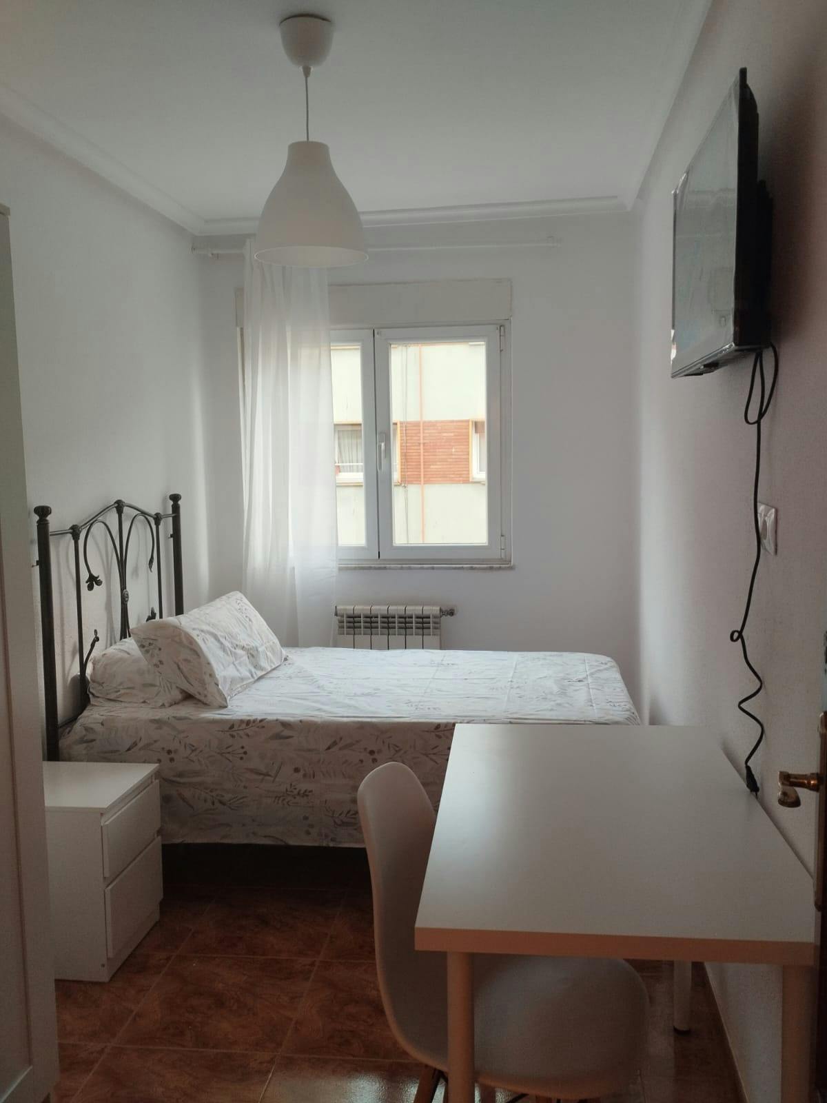 Private room for rent for €305 per month in Oviedo, Calle Saturnino Fresno
