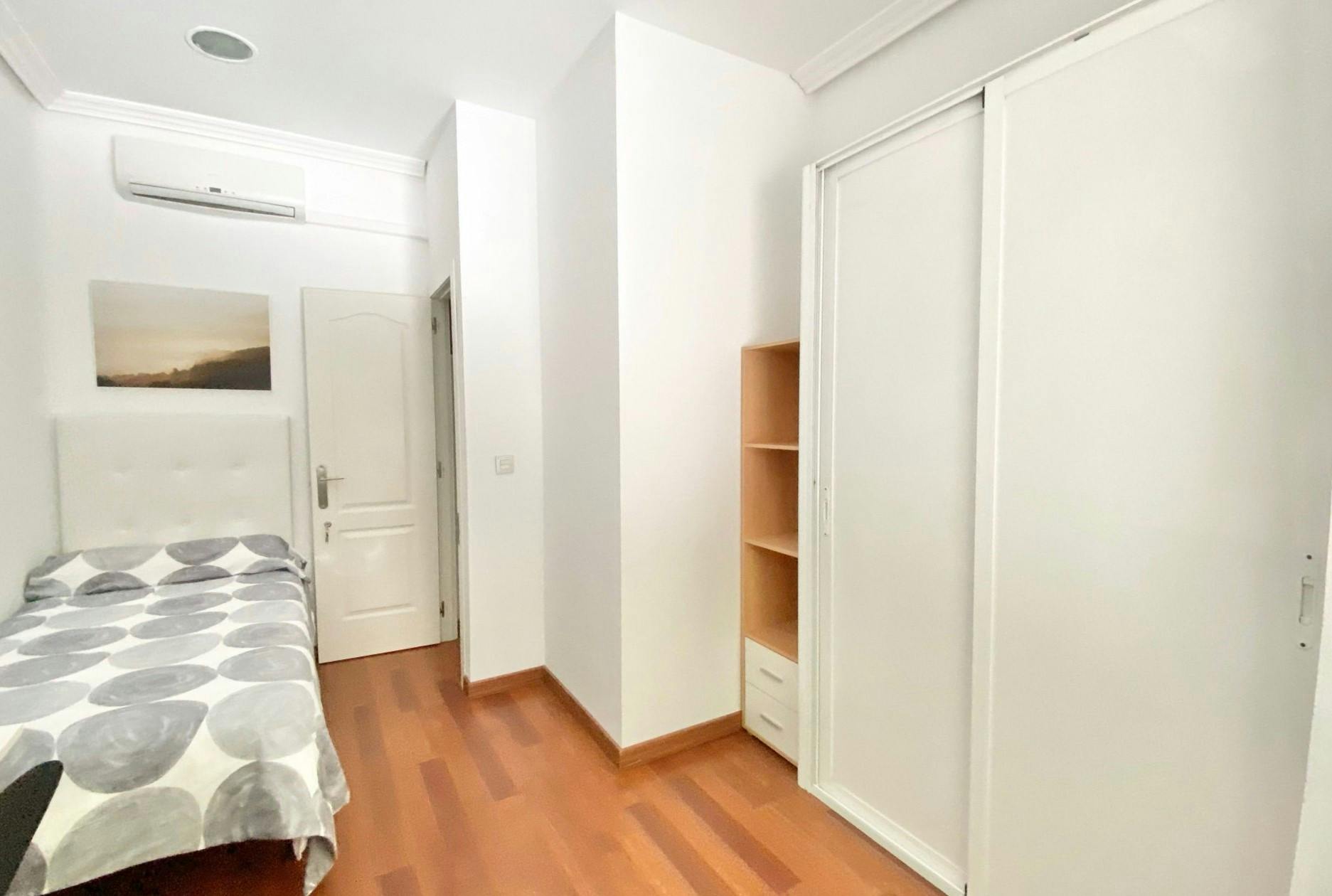 Single room Madrid, 1 bed, 12m² — photo 1