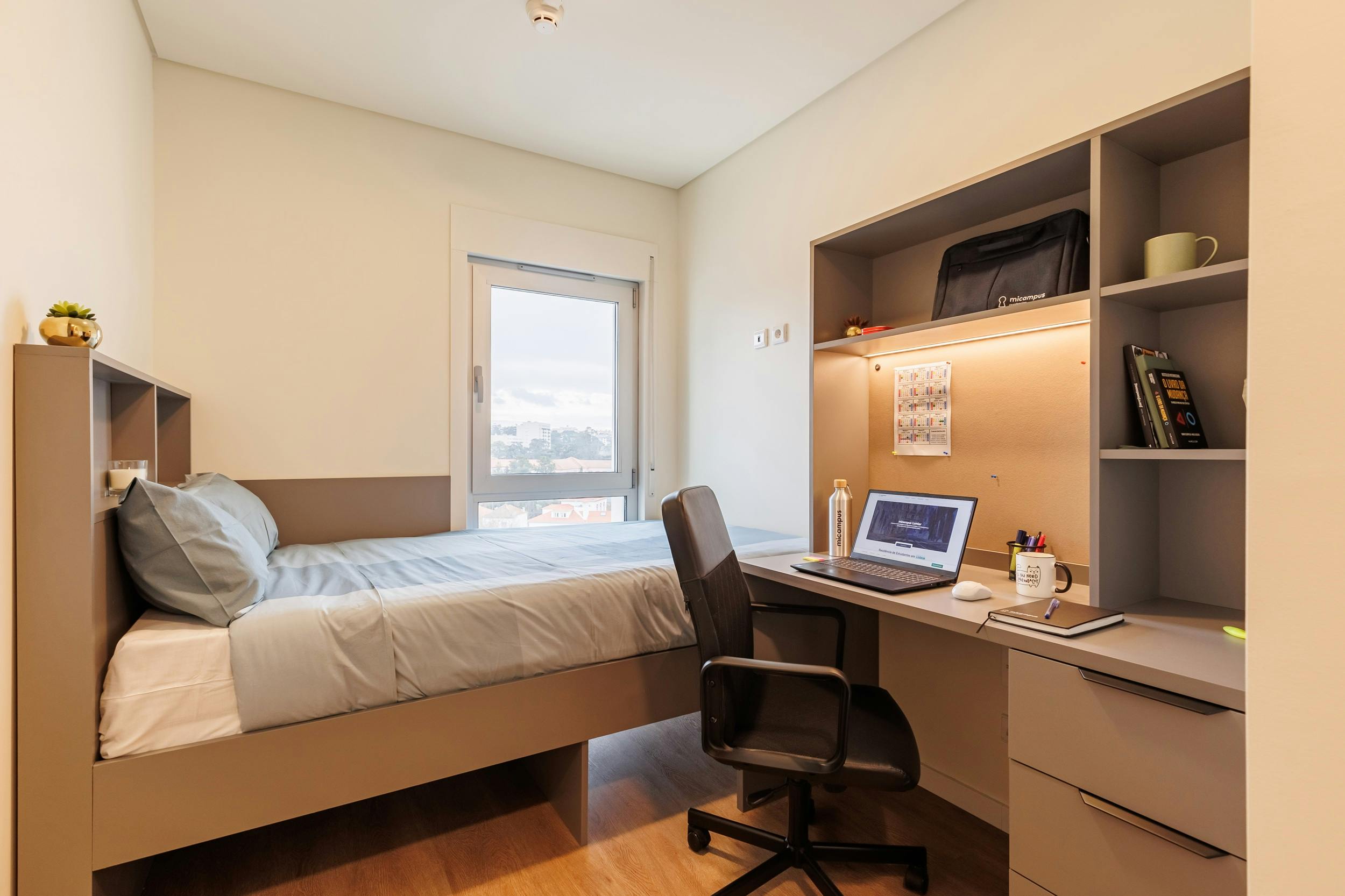 Studio for rent for €877 per month in Lisbon, Rua Snu Abecassis