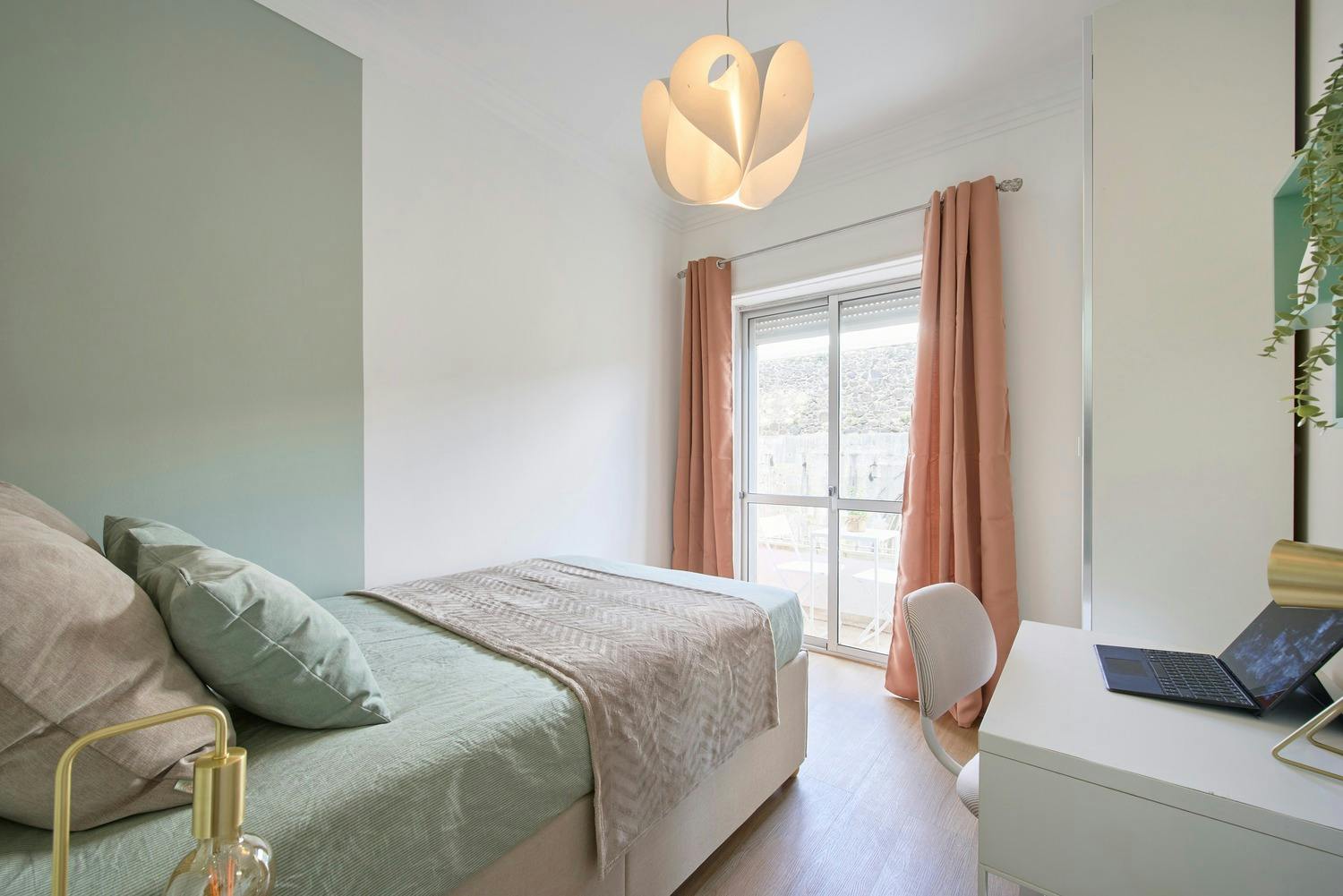 Private room for rent for €455 per month in Amadora, Rua Mouzinho de Albuquerque