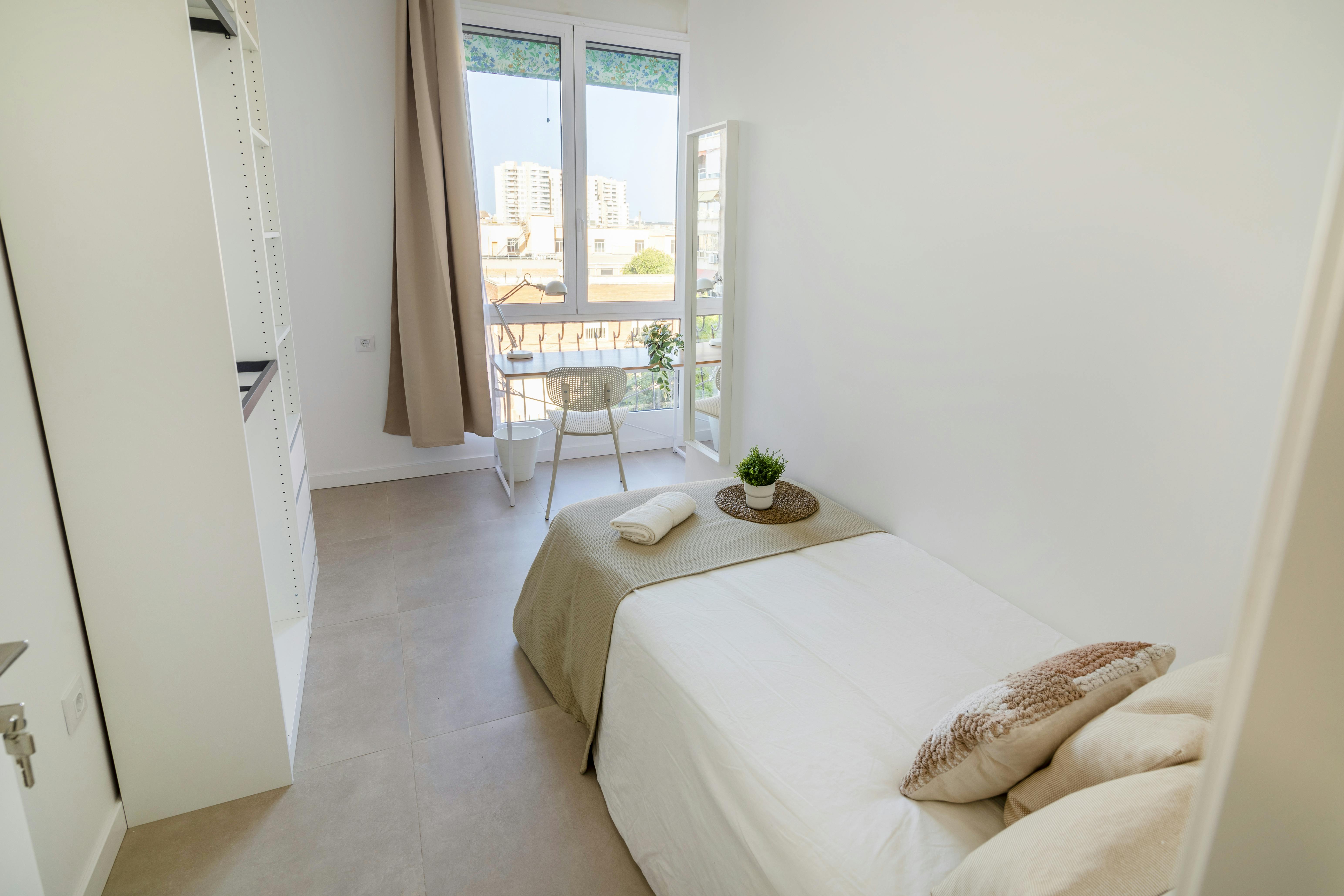 Private room for rent for €435 per month in Valencia, Carrer de l'Escultor Josep Capuz