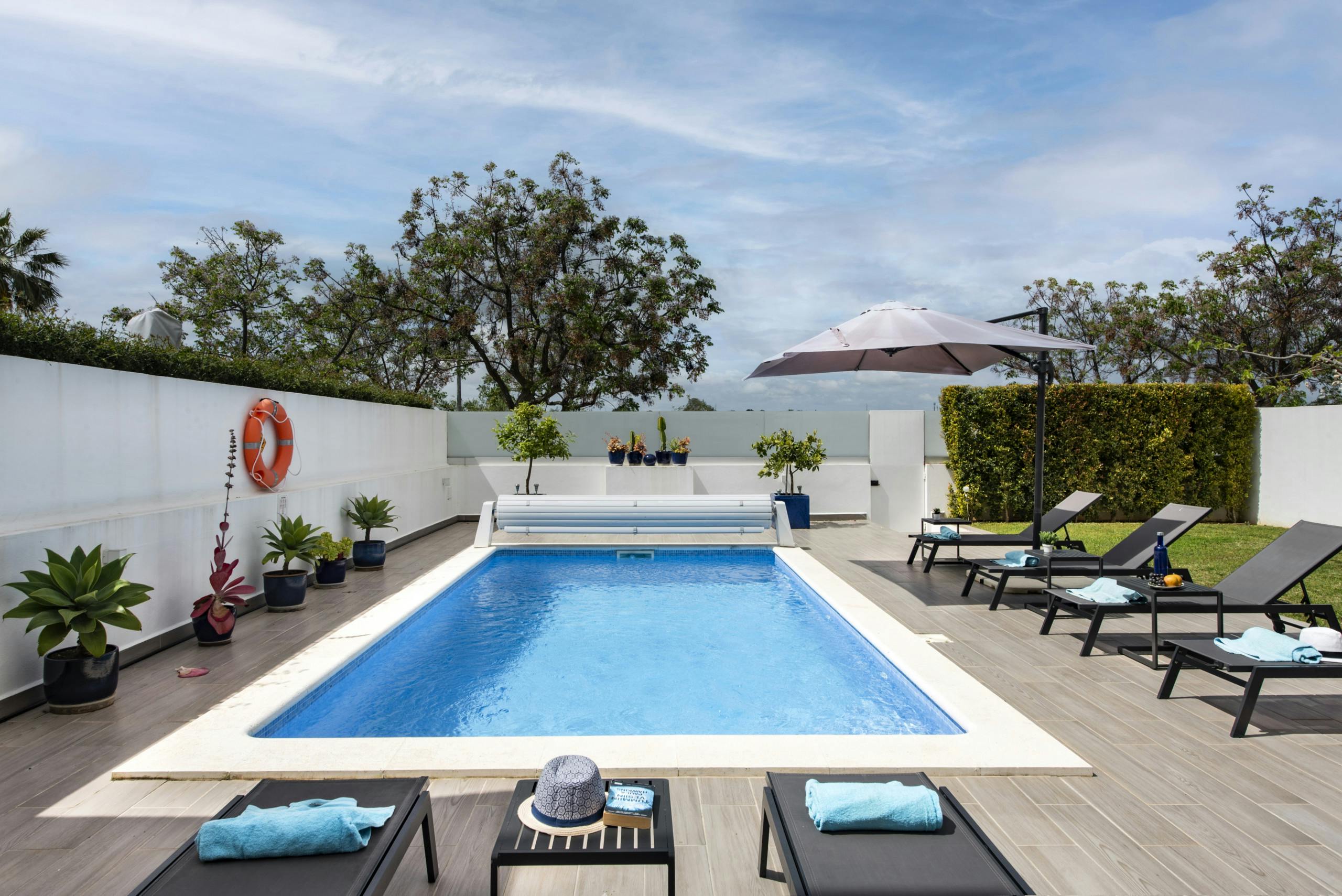 House for rent for €9,999 per month in Santa Luzia, Rua Francisco José Nascimento Bateira