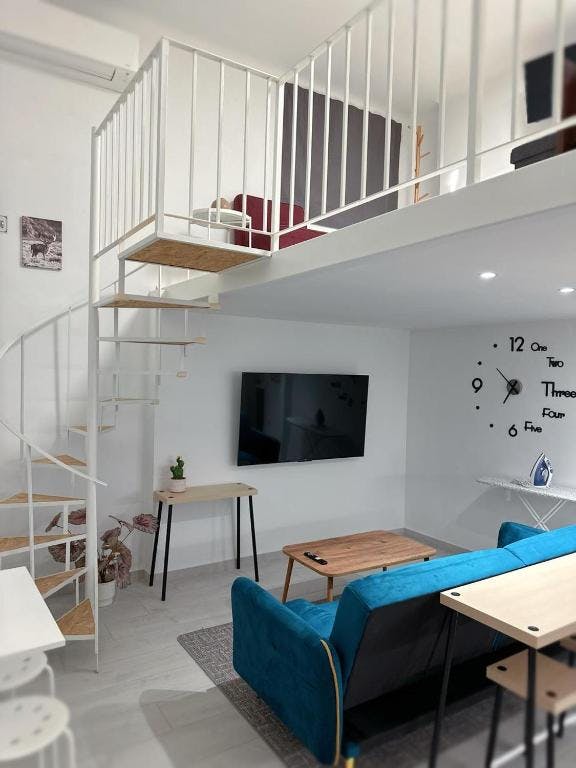 Apartment for rent for €2,100 per month in Glifada, Ethnikis Antistaseos