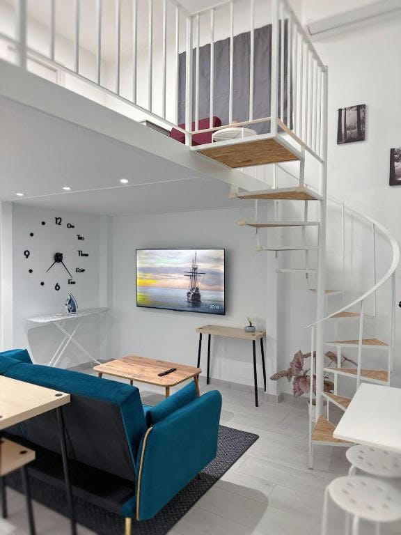 Apartment for rent for €2,100 per month in Glifada, Ethnikis Antistaseos