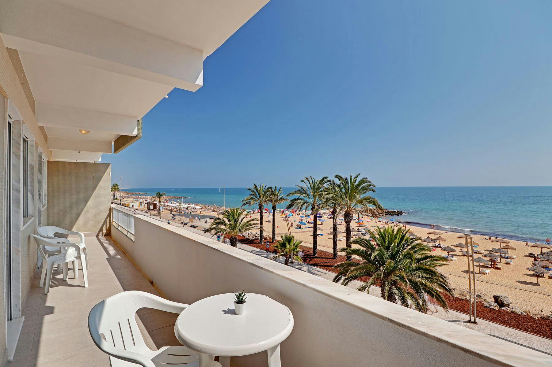 Apartment for rent for €9,999 per month in Quarteira, Praceta do Regedor