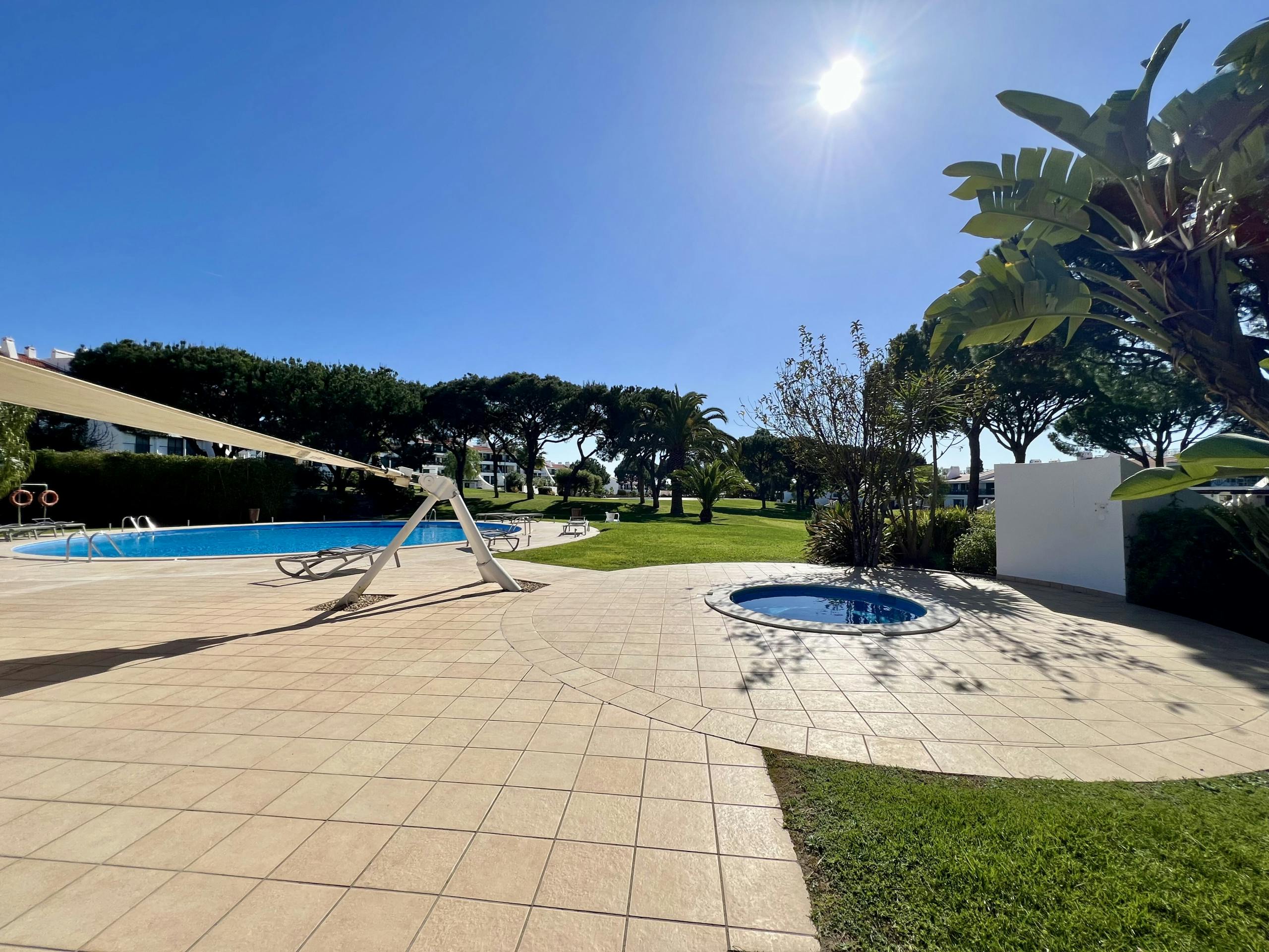Apartment for rent for €9,999 per month in Quarteira, Vila Sol
