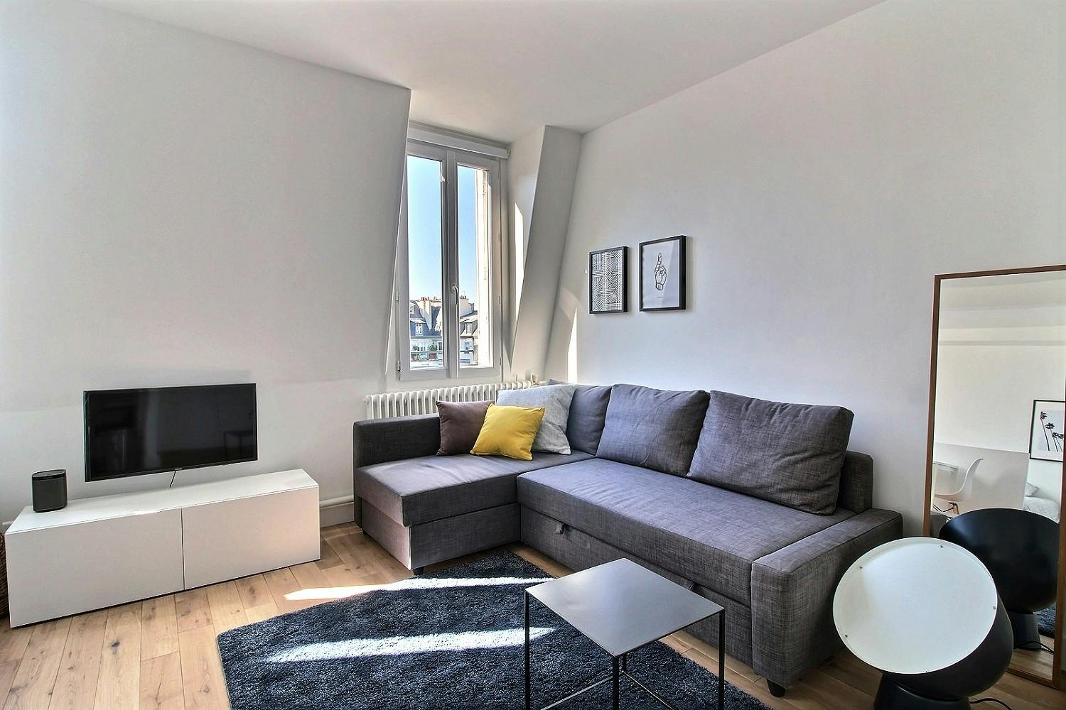 Apartment for rent for €1,748 per month in Paris, Rue du Cirque
