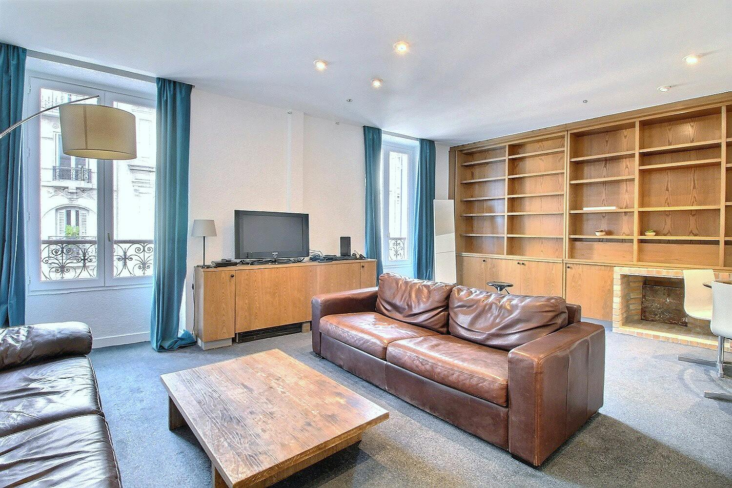 Apartment for rent for €2,384 per month in Paris, Rue d'Assas