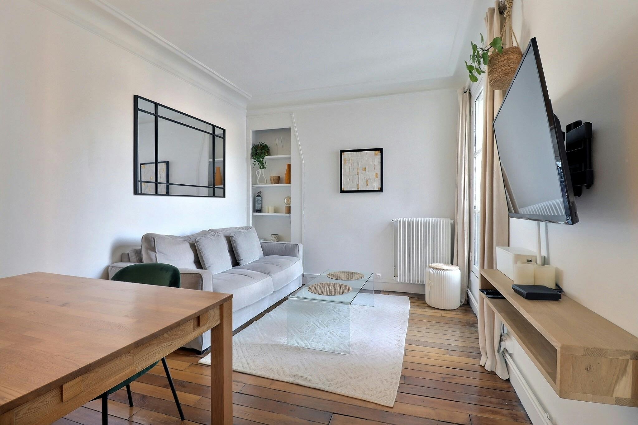 Apartment for rent for €2,017 per month in Paris, Rue la Condamine