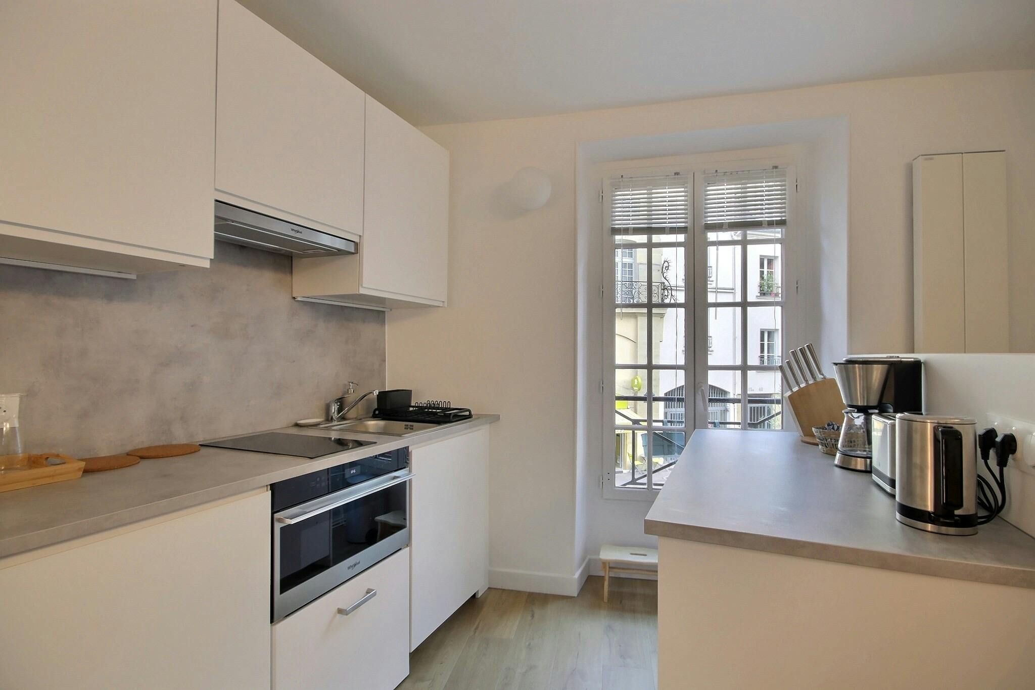 Apartment for rent for €2,461 per month in Paris, Rue de la Montagne Sainte Geneviève