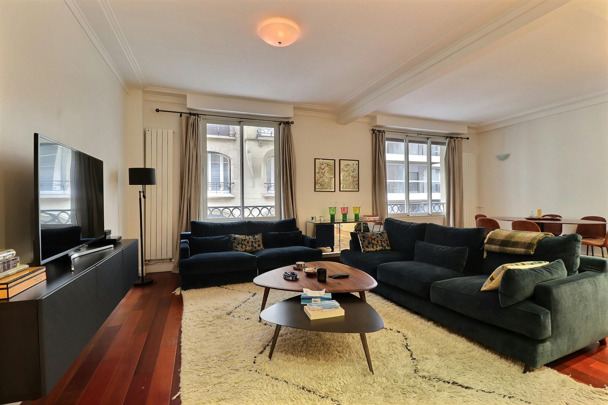 Apartment for rent for €4,051 per month in Paris, Rue Paul Valéry