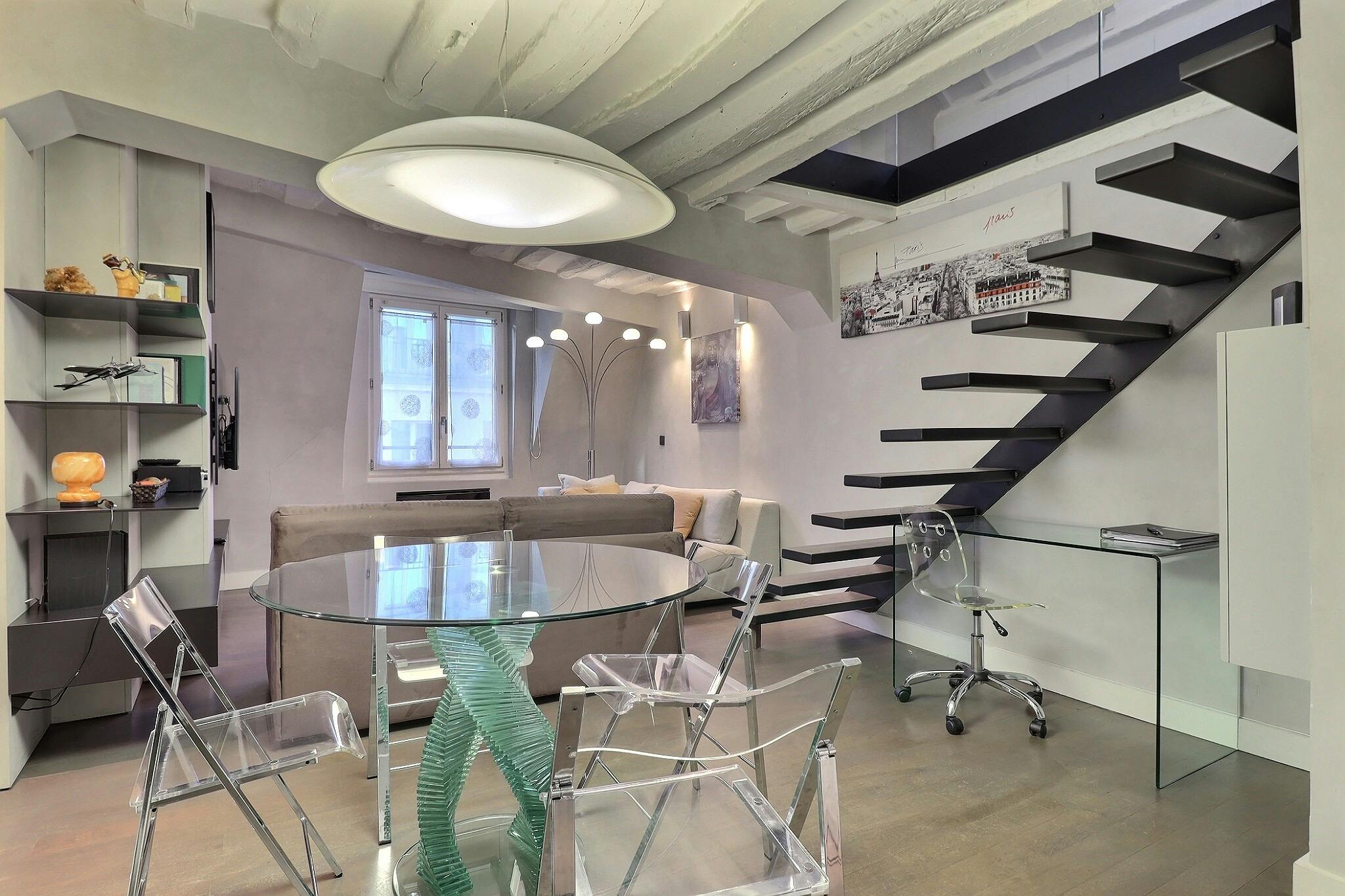 Apartment for rent for €2,398 per month in Paris, Rue Saint-Honoré