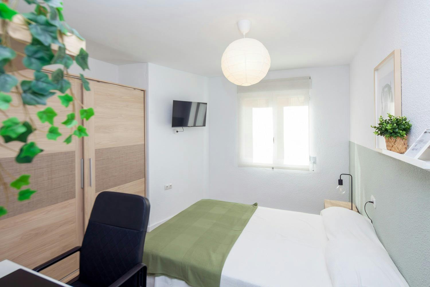 Private room for rent for €425 per month in Valencia, Carrer del Doctor Manuel Candela