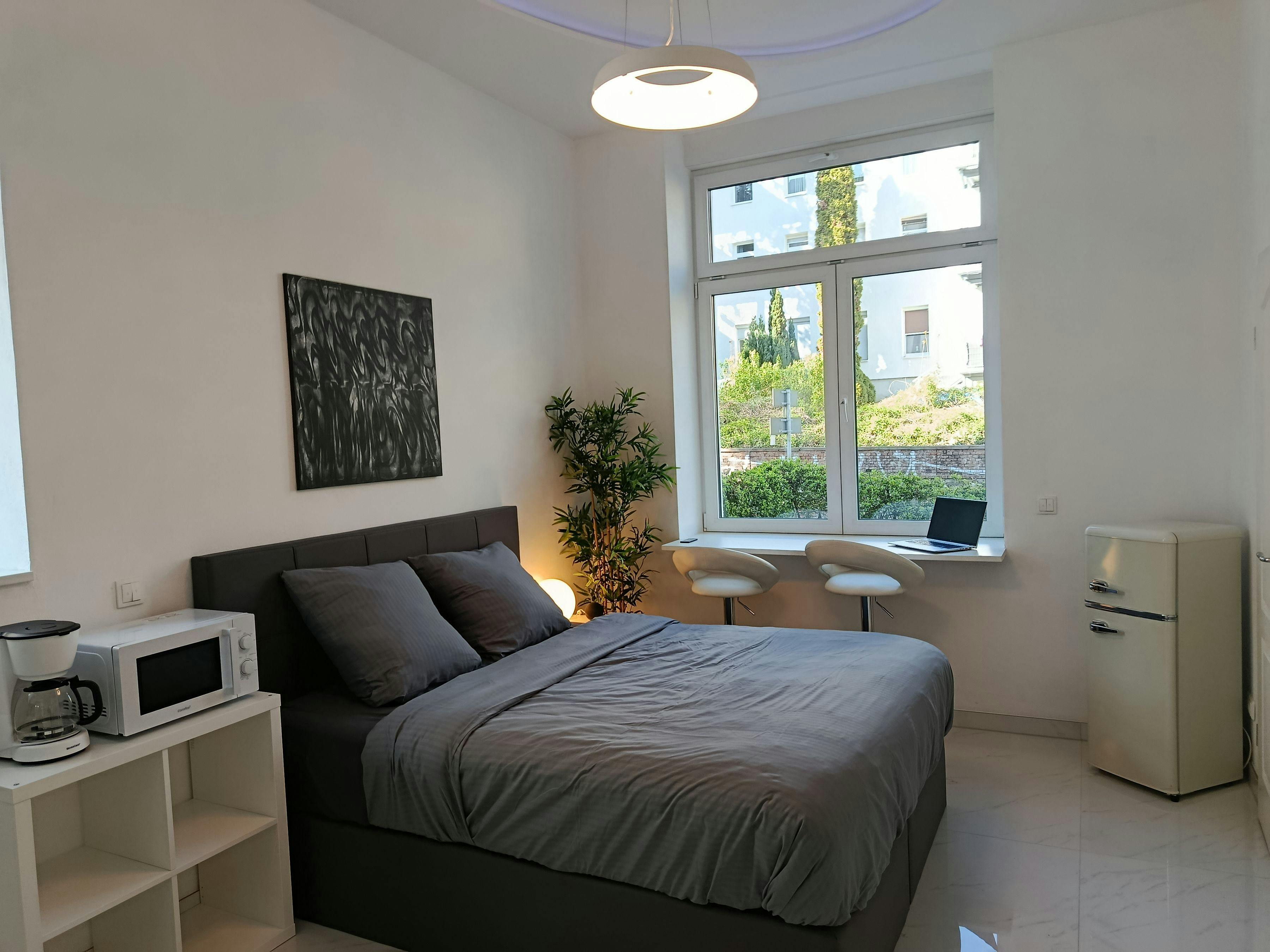 Studio for rent for €1,290 per month in Wiesbaden, Emser Straße