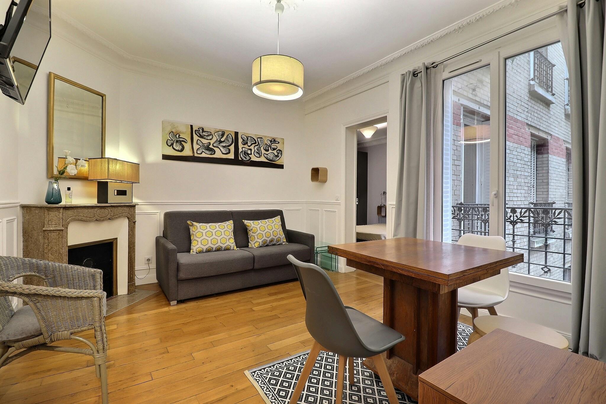 Apartment for rent for €2,438 per month in Paris, Rue Frédéric Magisson