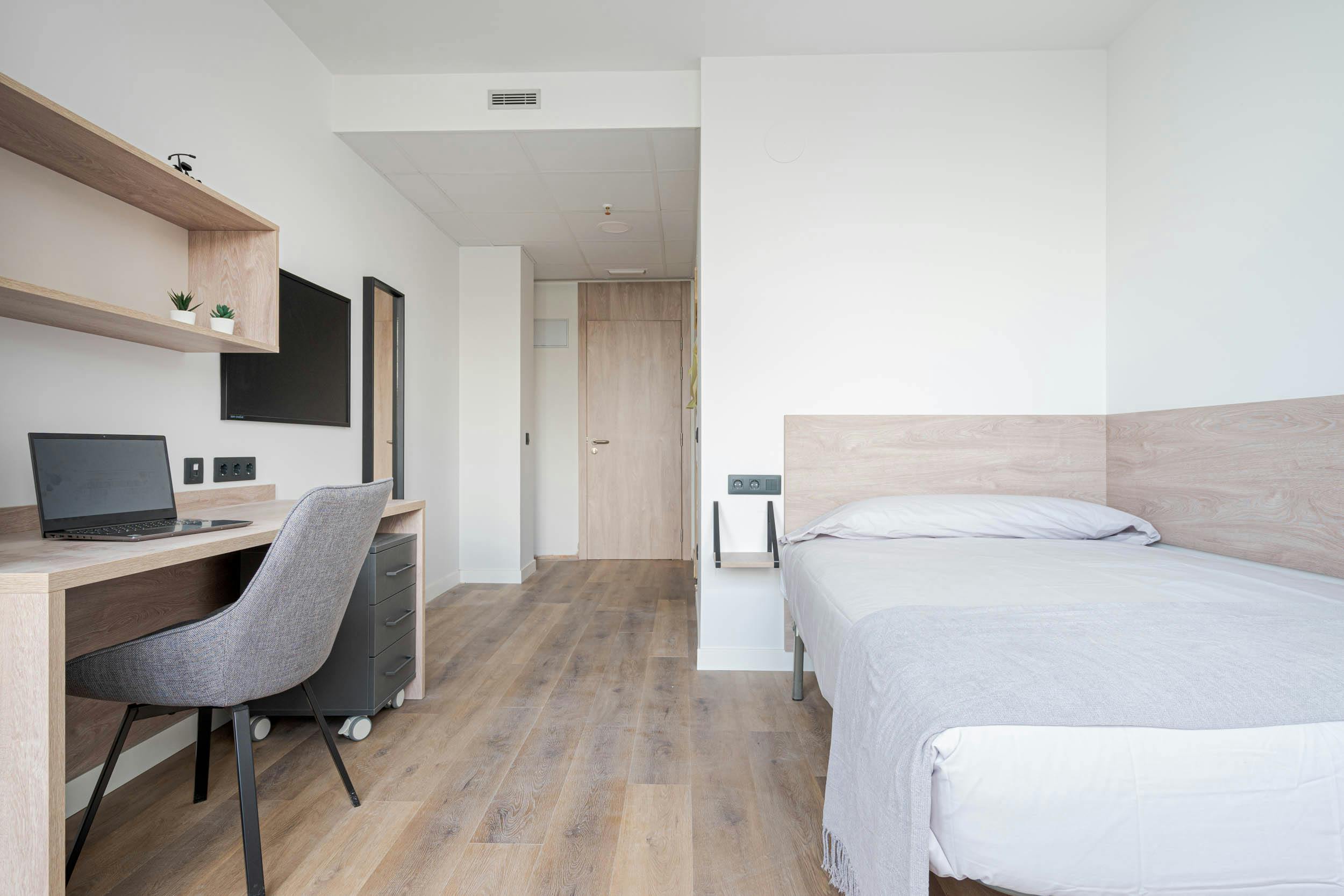 Private room for rent for €903 per month in Oviedo, Plaza Occidente