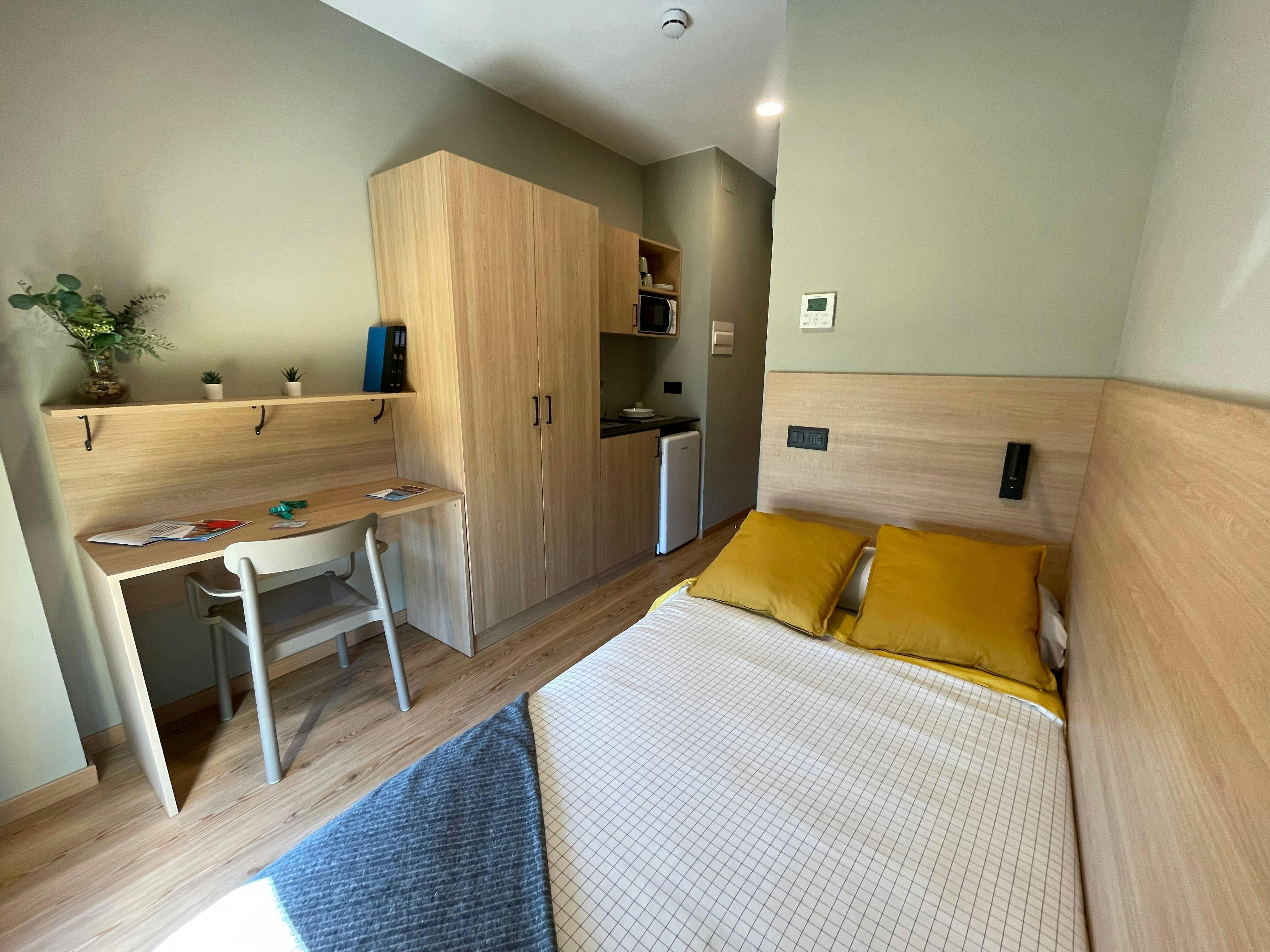 Shared room for rent for €852 per month in Sevilla, Calle Ángel Rodriguez Castilla