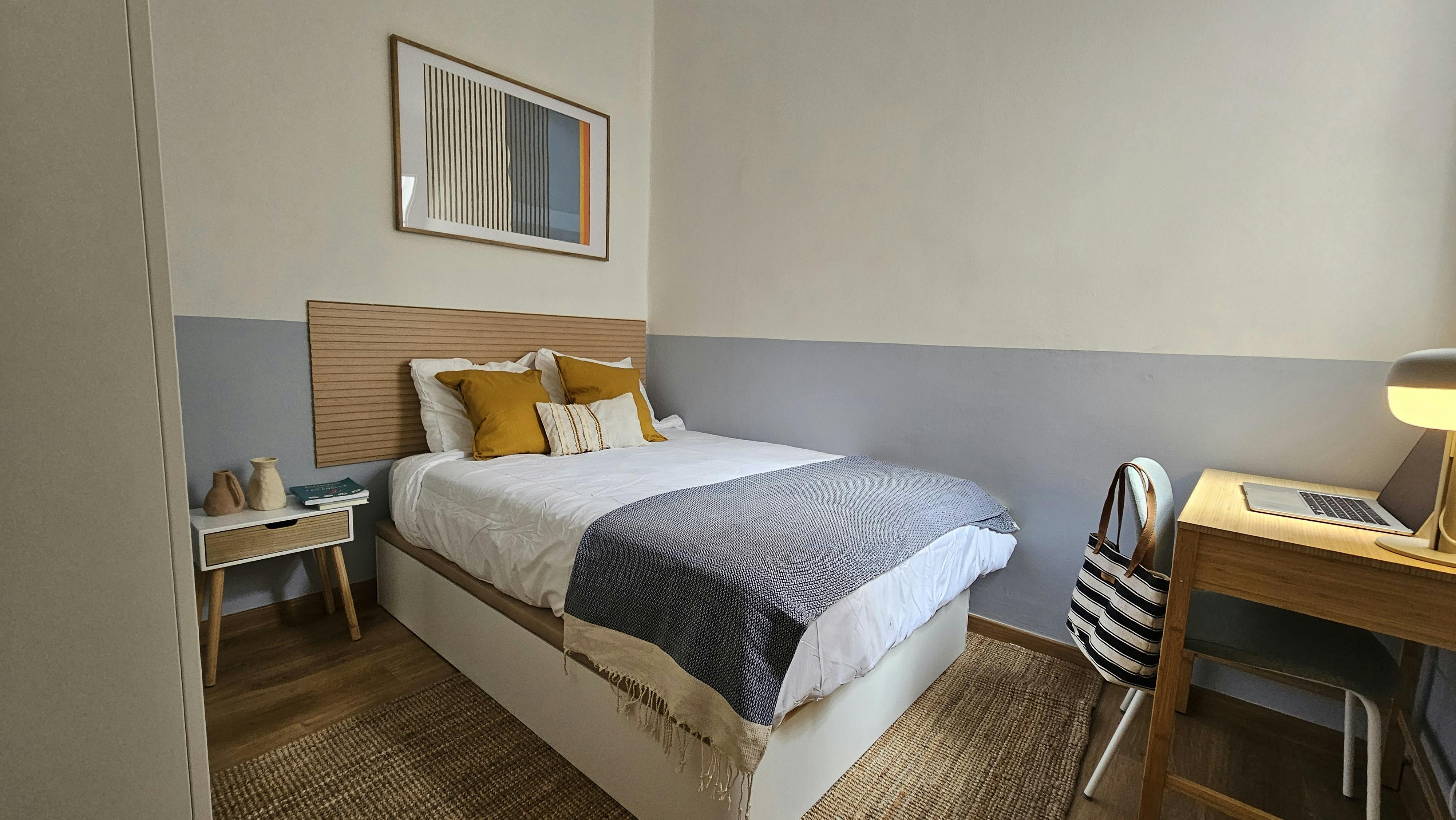 Shared room for rent for €650 per month in Barcelona, Carrer de Calàbria