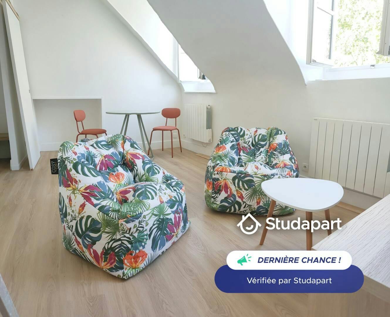 Appartamento in affitto a 1049 € al mese a Versailles, Rue Royale