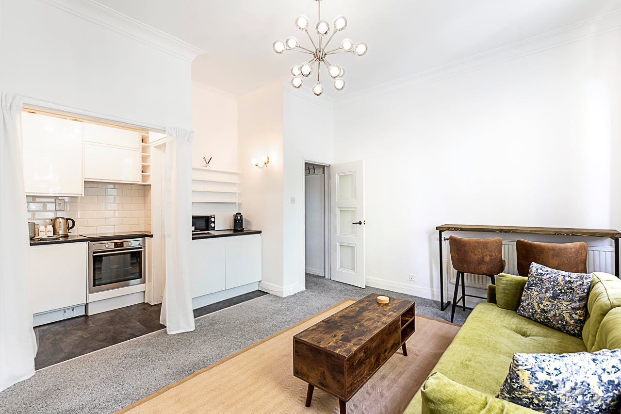 Apartment for rent for £4,087 per month in London, Beaufort Gardens